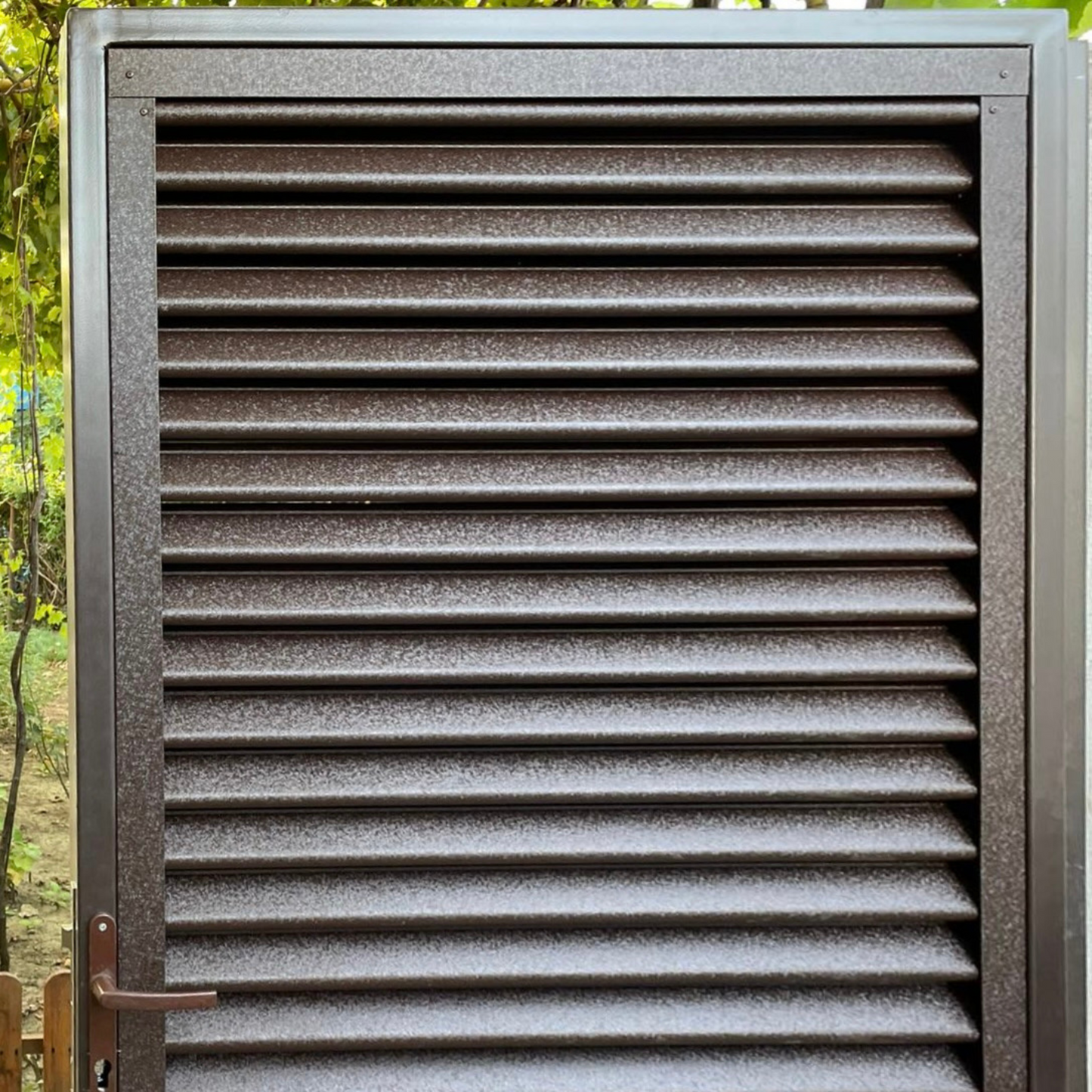 Prim-plan al modelului PIRAMIDA Gard Jaluzele cu finisaj de Hi-Mat în culoare Maro Cedru RAL 8019, disponibil pe www.jaluzelegard.ro, fabricat de Top Profil Sistem.