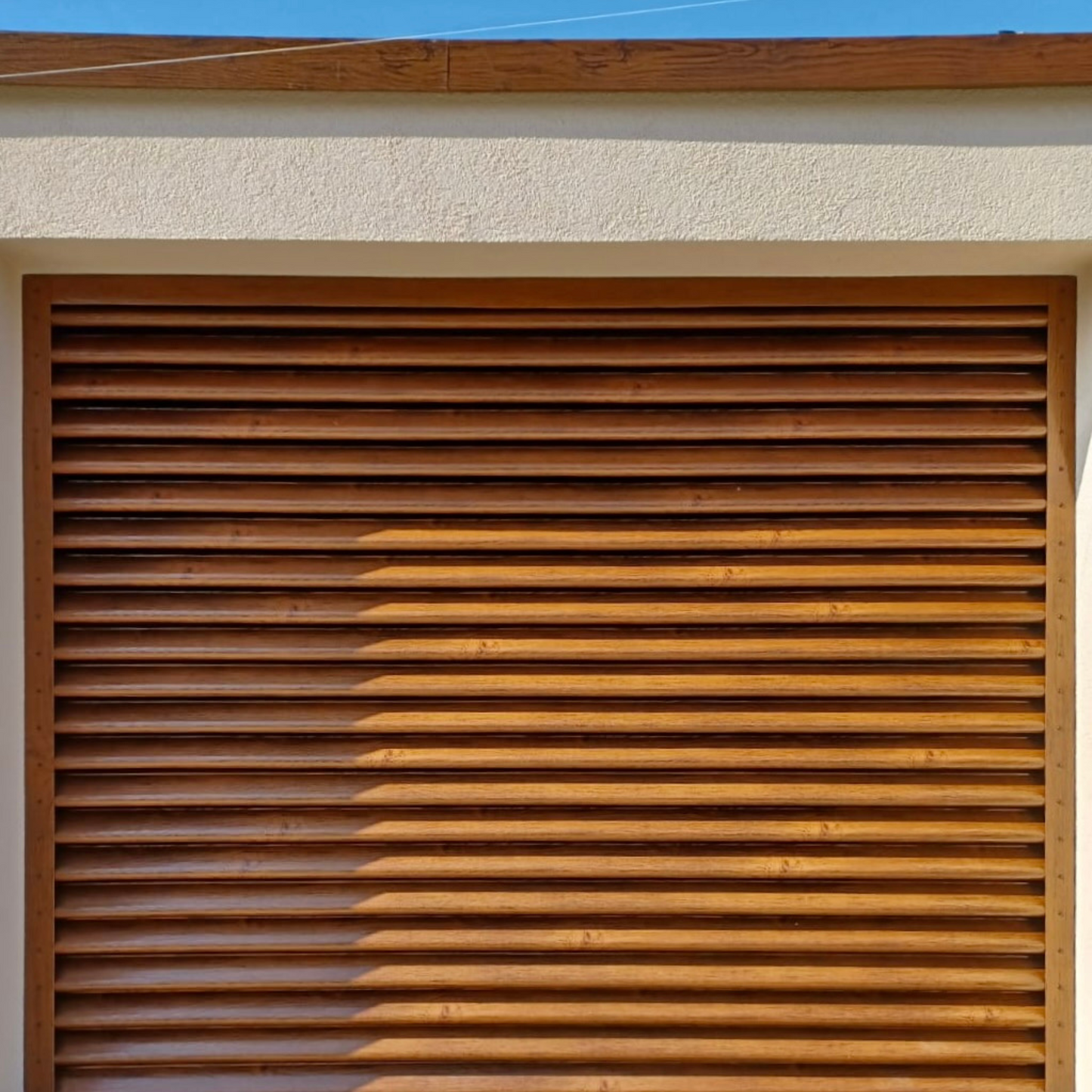 Prim-plan al modelului PIRAMIDA Gard Jaluzele cu finisaj de Imitație Lemn în culoare Stejar Striat, disponibil pe www.jaluzelegard.ro, fabricat de Top Profil Sistem.