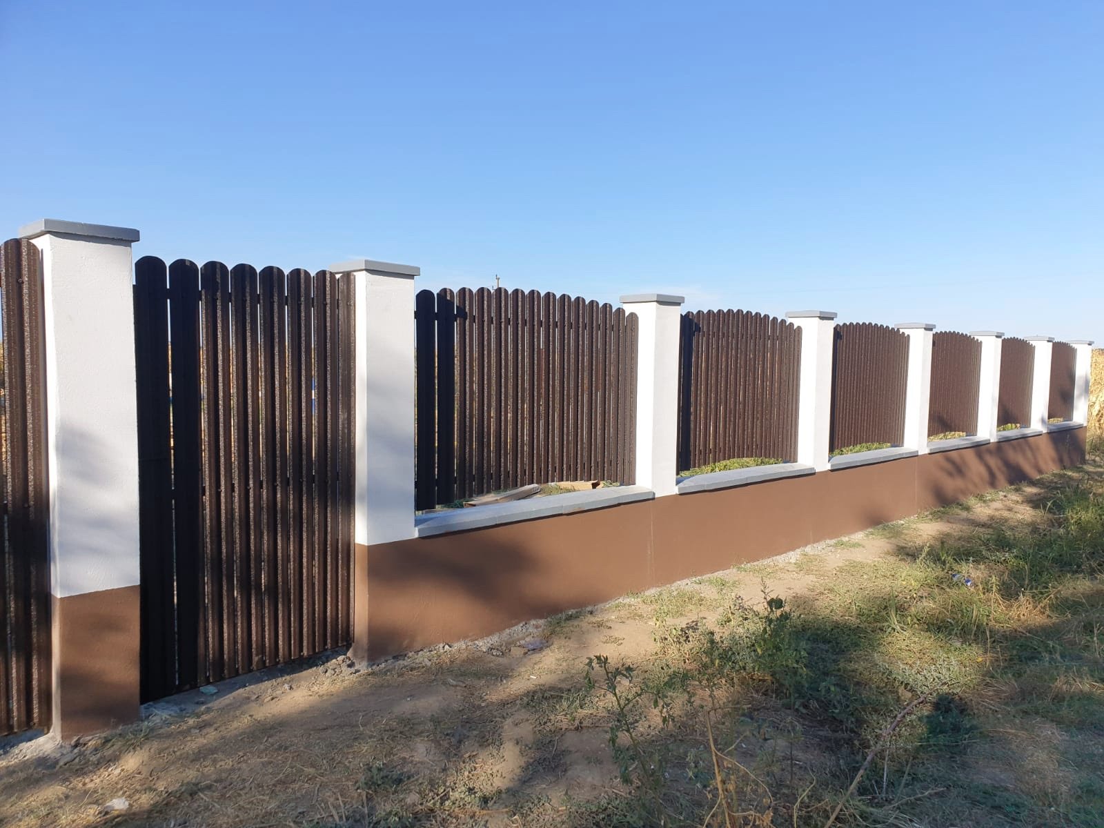 Prim-plan al modelului TISA Sipca Metalica cu finisaj de Hi-Mat în culoare Maro Cedru, RAL 8019, disponibil pe www.sipca.ro, fabricat de Top Profil Sistem.