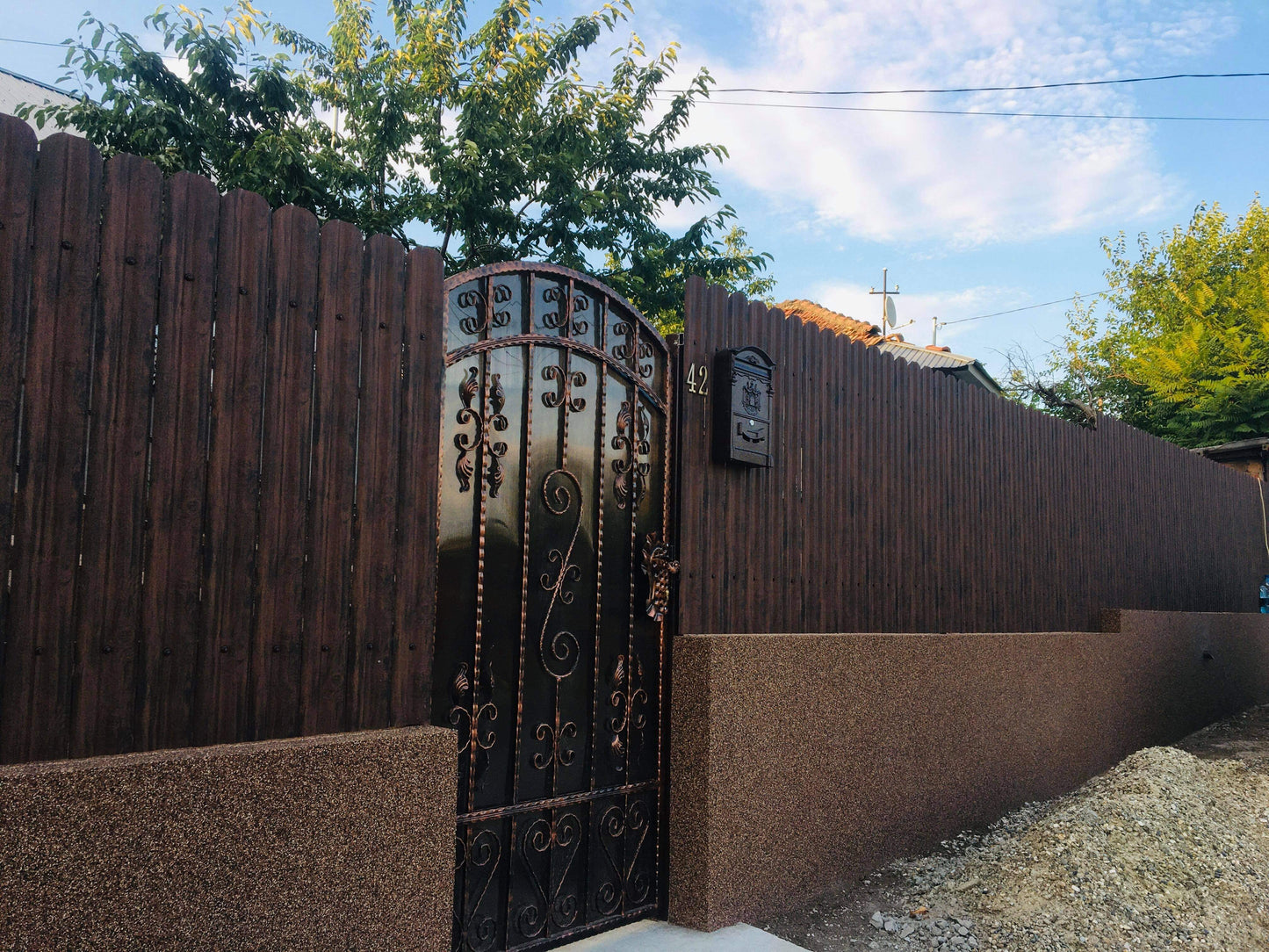 Prim-plan al modelului TISA Sipca Metalica cu finisaj de Imitație Lemn în culoare Mahon, disponibil pe www.sipca.ro, fabricat de Top Profil Sistem.