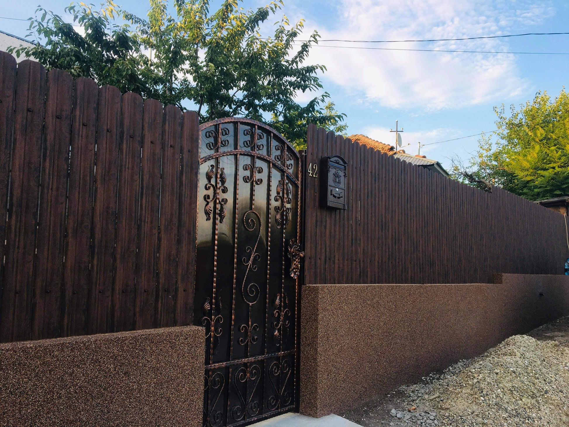 Prim-plan al modelului TISA Sipca Metalica cu finisaj de Imitație Lemn în culoare Mahon, disponibil pe www.sipca.ro, fabricat de Top Profil Sistem.