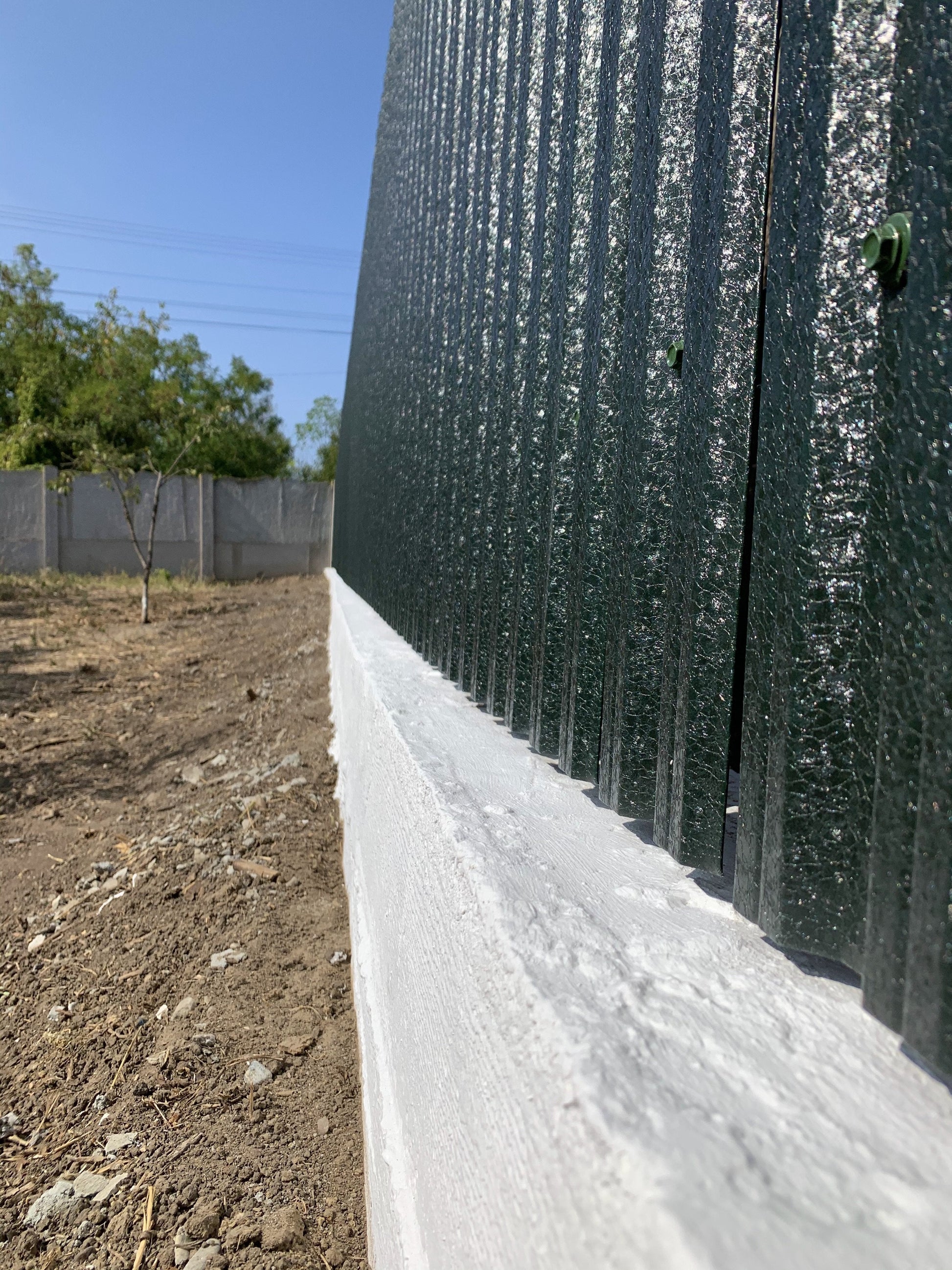 Prim-plan al modelului TISA Sipca Metalica cu finisaj de Hi-Mat în culoare Verde Pin, RAL 6005, disponibil pe www.sipca.ro, fabricat de Top Profil Sistem.