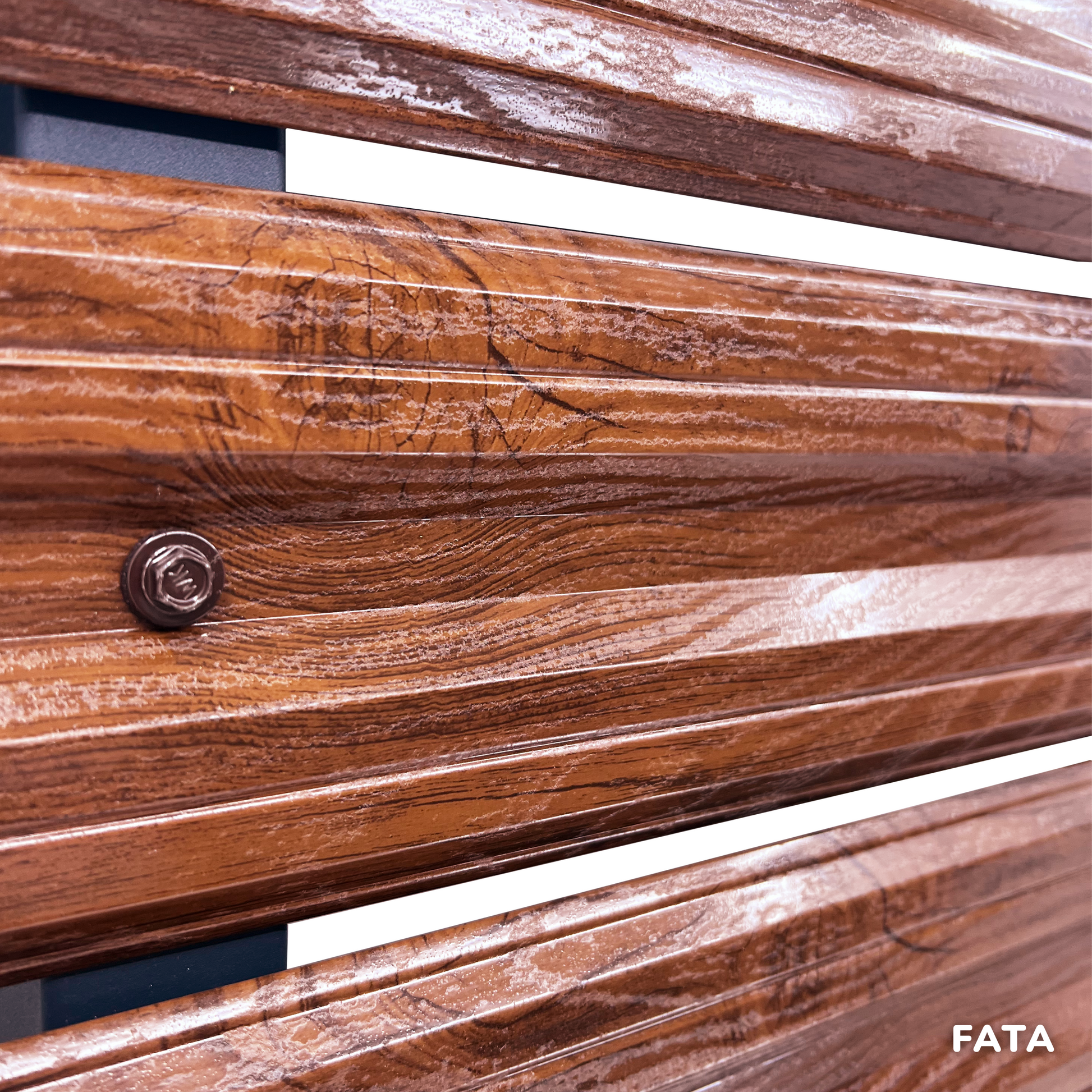 Prim-plan al modelului SIMETRICA Sipca Metalica cu finisaj de imitație lemn dublu în culoare Nuc Striat Dublu, disponibil pe www.sipca.ro, fabricat de Top Profil Sistem.