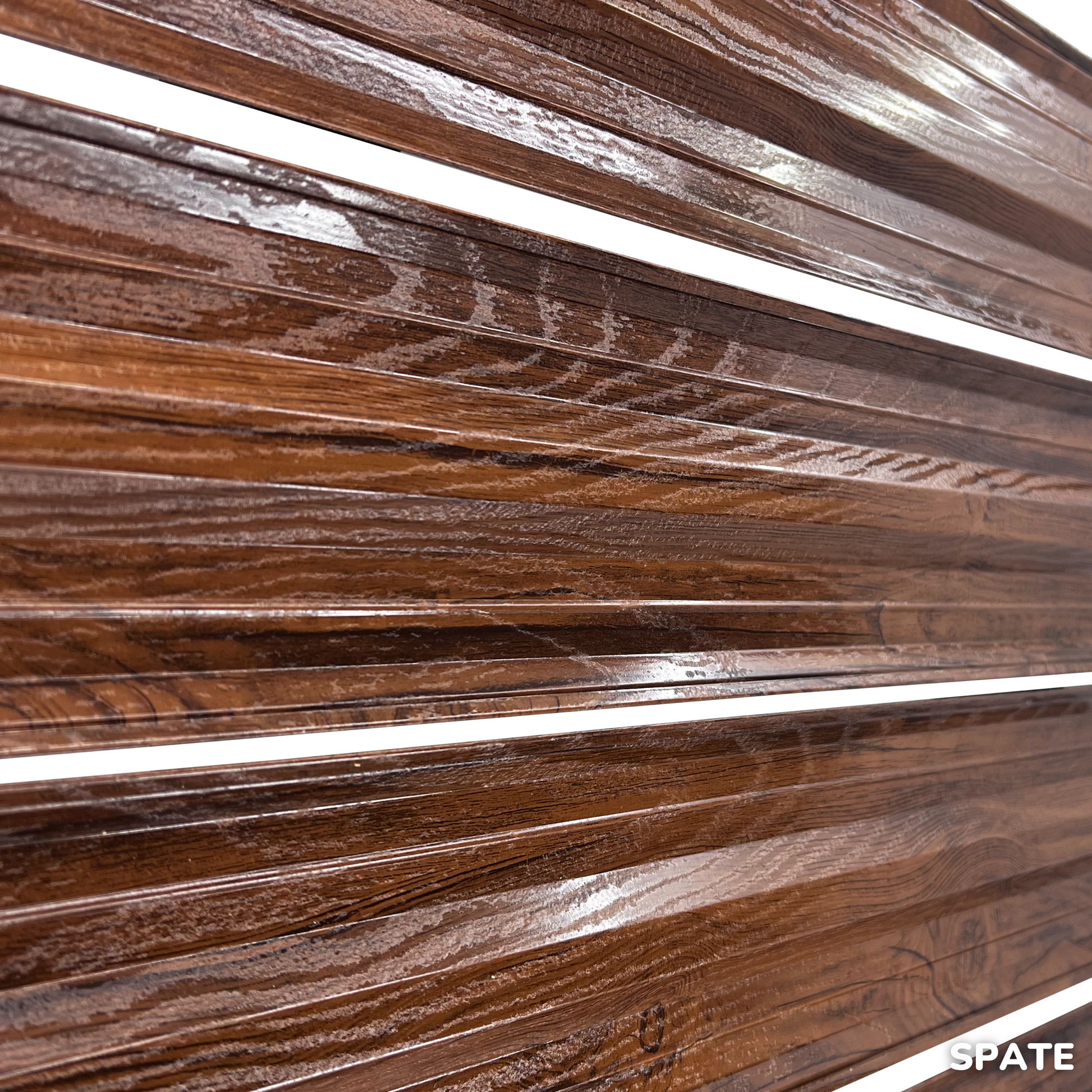 Prim-plan al modelului SIMETRICA Sipca Metalica cu finisaj de imitație lemn dublu în culoare Nuc Striat Dublu, disponibil pe www.sipca.ro, fabricat de Top Profil Sistem.