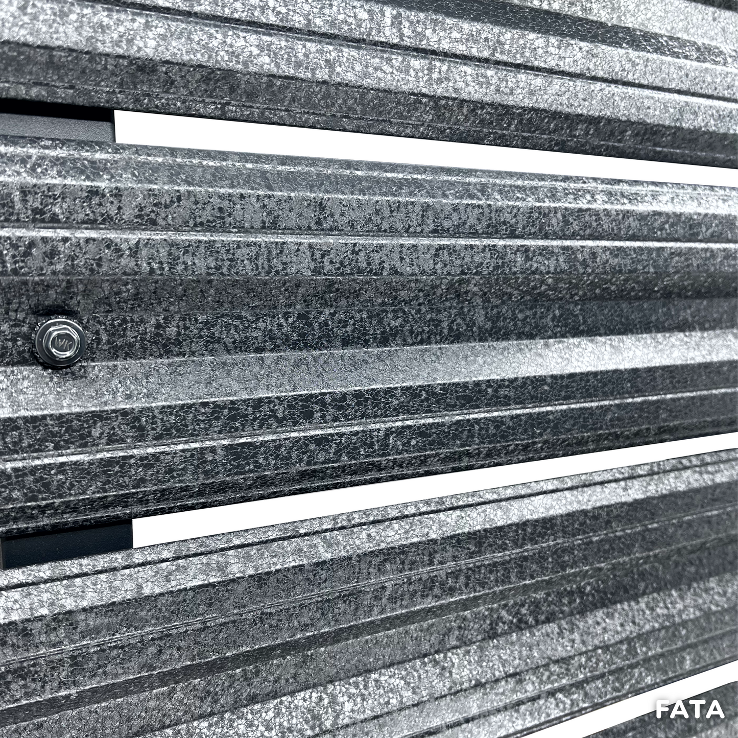 Prim-plan al modelului SIMETRICA Sipca Metalica cu finisaj de Hi-Mat în culoare Gri Perlat Pin RAL 7024, disponibil pe www.sipca.ro, fabricat de Top Profil Sistem.