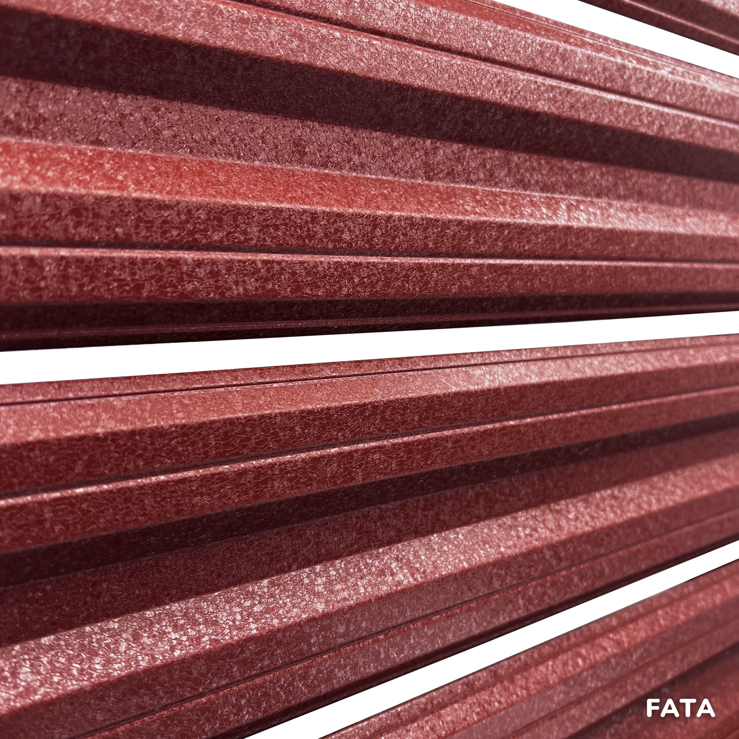 Prim-plan al modelului SIMETRICA Sipca Metalica cu finisaj de Hi-Mat în culoare Cărămidă Roșie RAL 3009, disponibil pe www.sipca.ro, fabricat de Top Profil Sistem.