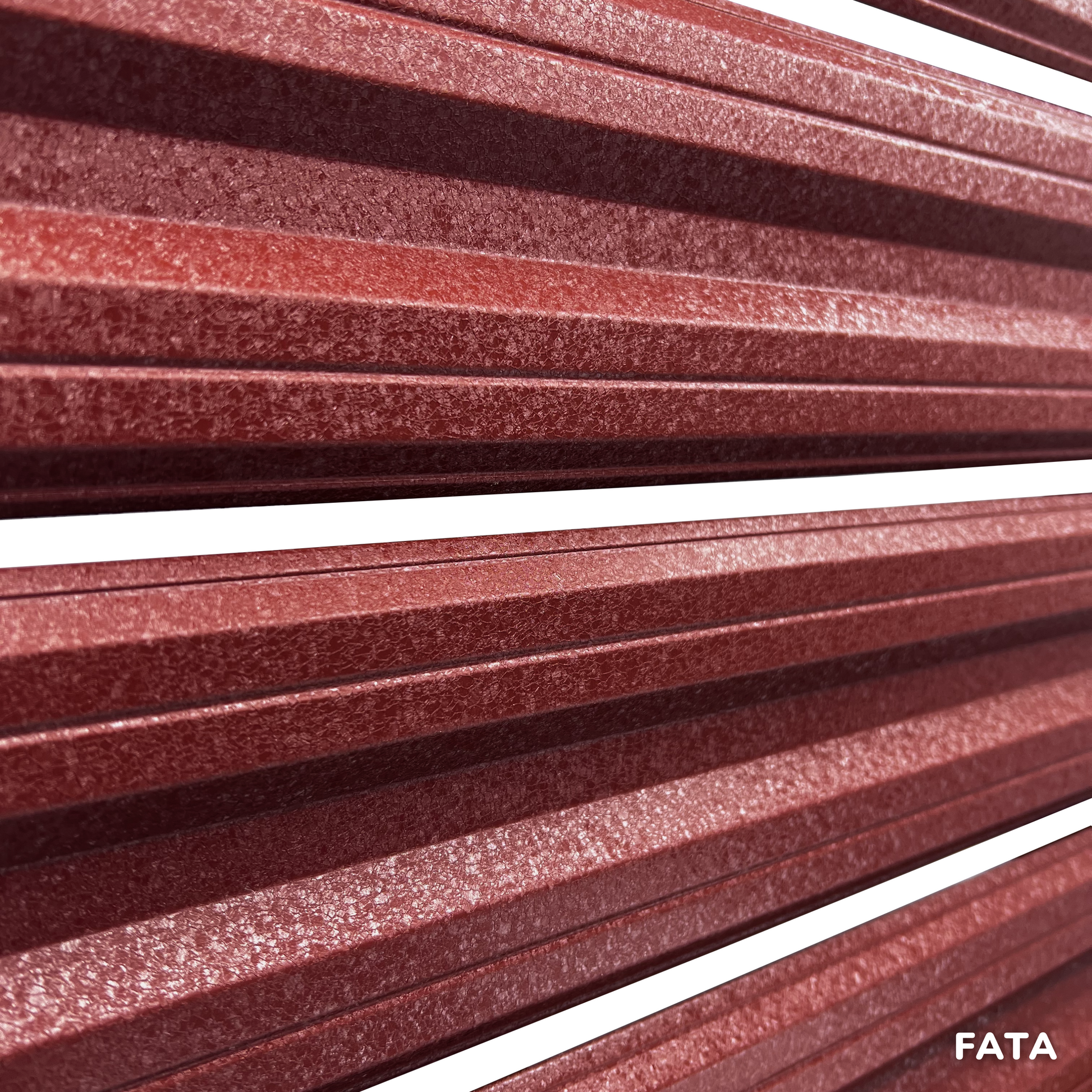 Prim-plan al modelului SIMETRICA Sipca Metalica cu finisaj de Hi-Mat în culoare Cărămidă Roșie RAL 3009, disponibil pe www.sipca.ro, fabricat de Top Profil Sistem.