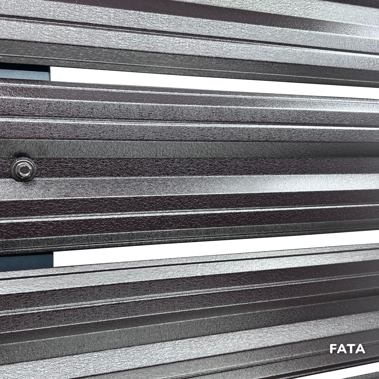 Prim-plan al modelului SIMETRICA Sipca Metalica cu finisaj de Mat în culoare Maro Espresso RAL 8019, disponibil pe www.sipca.ro, fabricat de Top Profil Sistem.