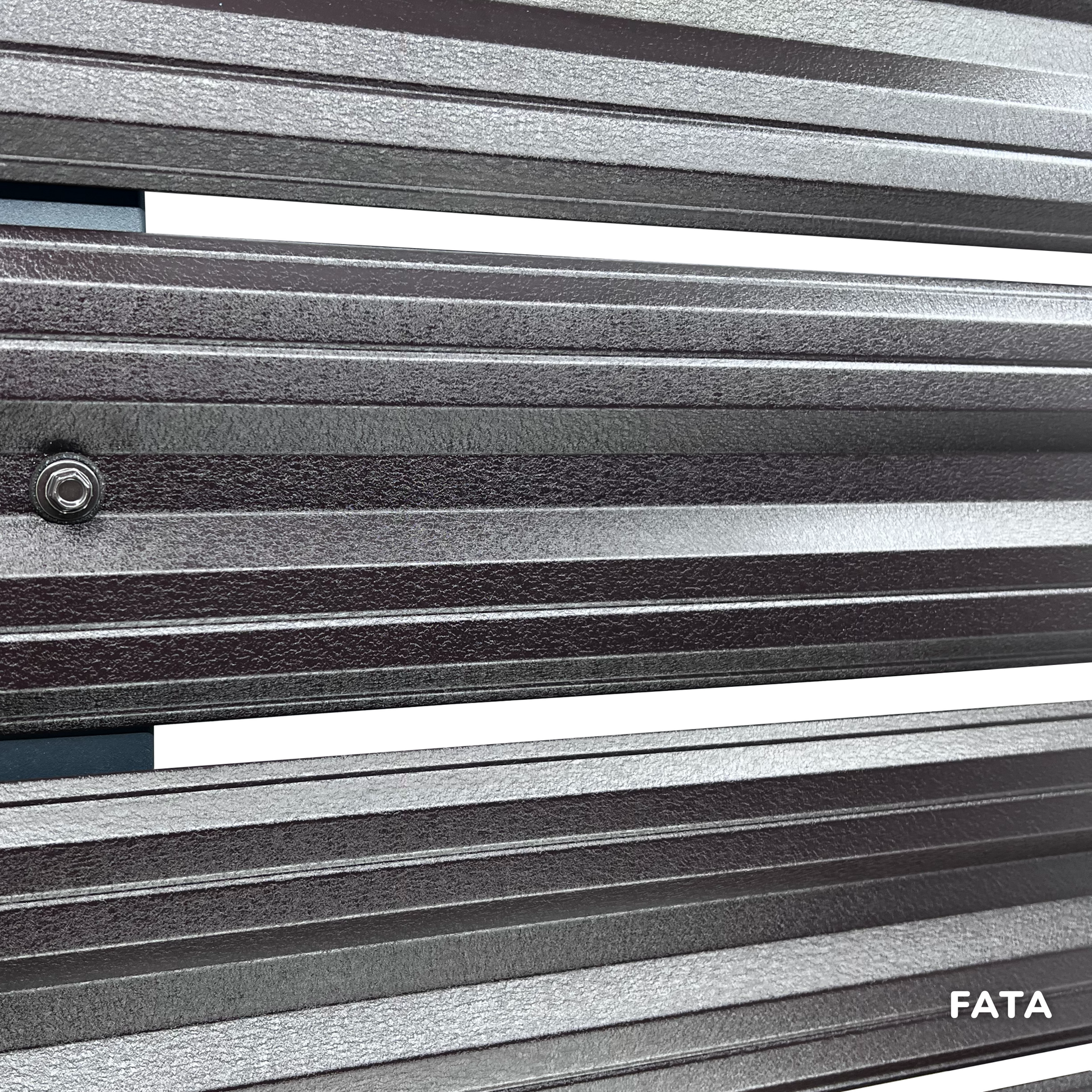 Prim-plan al modelului SIMETRICA Sipca Metalica cu finisaj de Mat în culoare Maro Espresso RAL 8019, disponibil pe www.sipca.ro, fabricat de Top Profil Sistem.