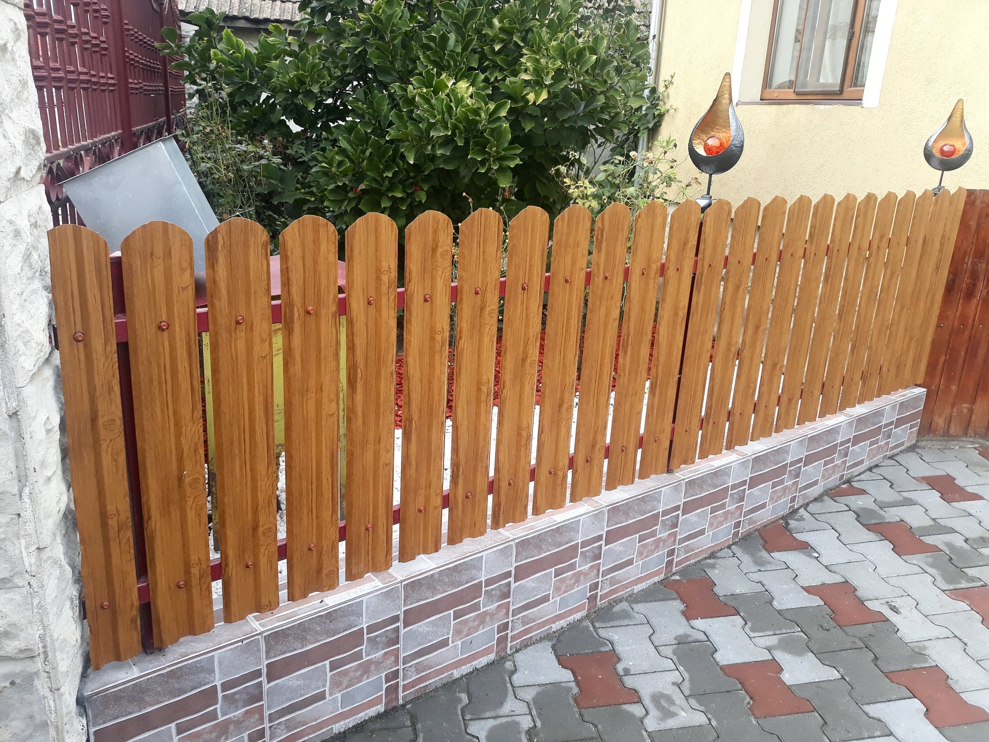 Prim-plan al modelului TISA Sipca Metalica cu finisaj de Imitație Lemn în culoare Nuc Striat, disponibil pe www.sipca.ro, fabricat de Top Profil Sistem.