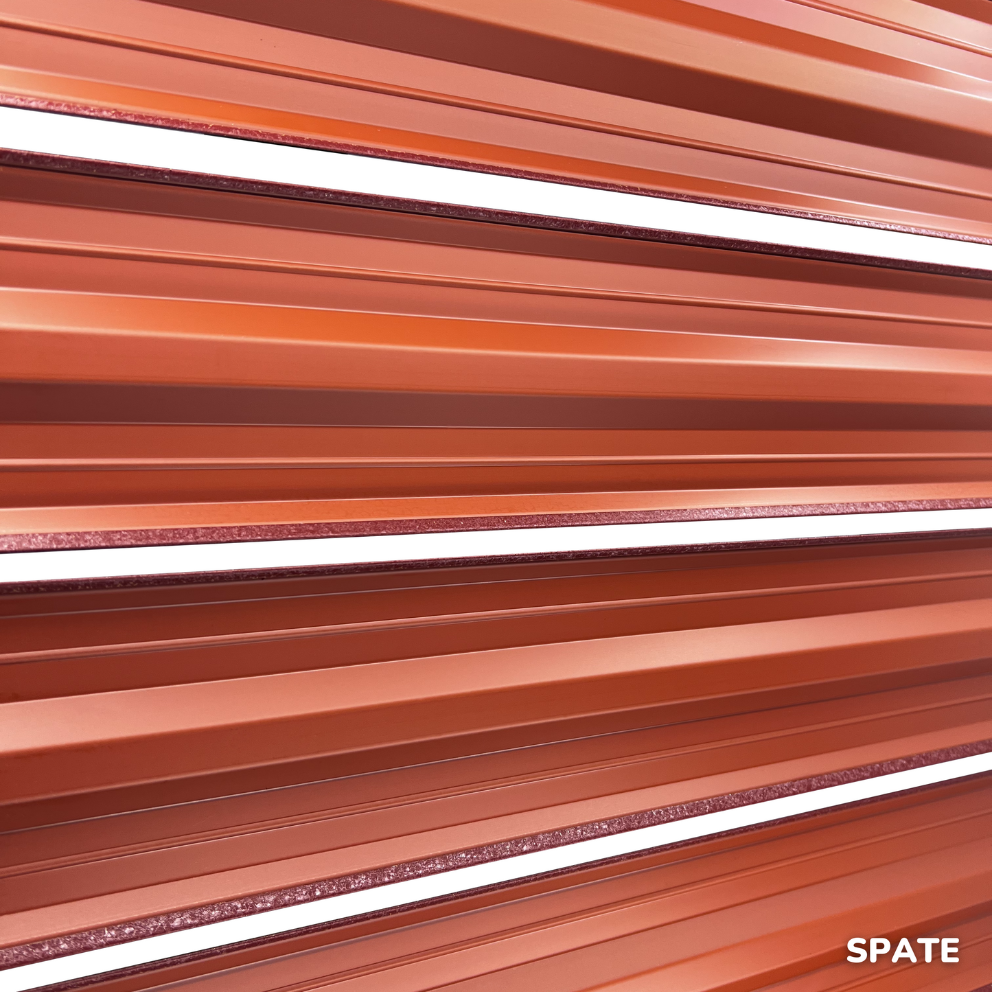 Prim-plan al modelului SIMETRICA Sipca Metalica cu finisaj de Hi-Mat în culoare Cărămidă Roșie RAL 3009, disponibil pe www.sipca.ro, fabricat de Top Profil Sistem.