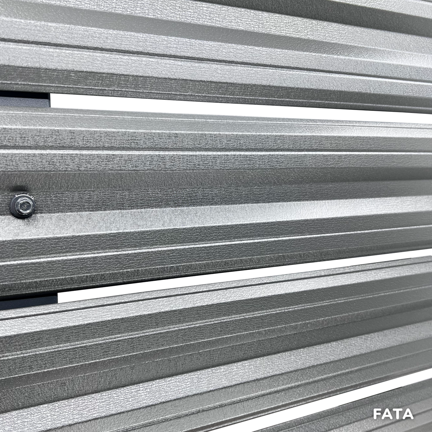 Prim-plan al modelului SIMETRICA Sipca Metalica cu finisaj de Mat Dublu în culoare Gri Grafit Dublu, disponibil pe www.sipca.ro, fabricat de Top Profil Sistem.