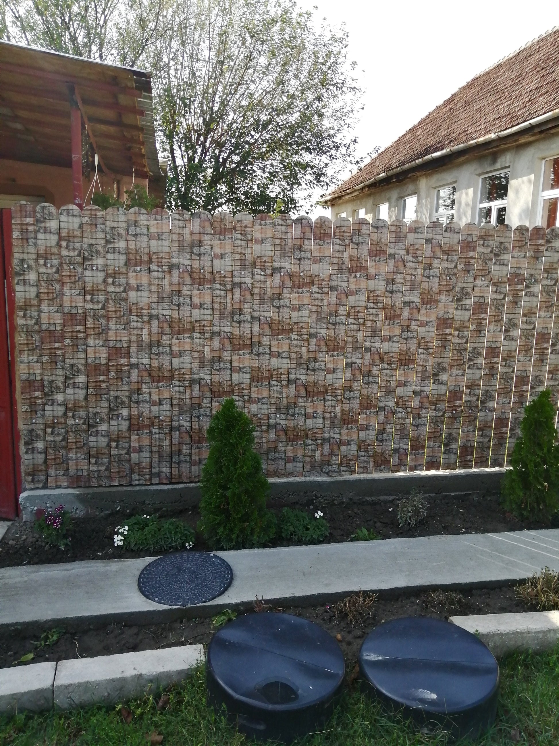 Prim-plan al modelului TISA Sipca Metalica cu finisaj de Imitație Piatra în culoare Zid Granit, disponibil pe www.sipca.ro, fabricat de Top Profil Sistem.