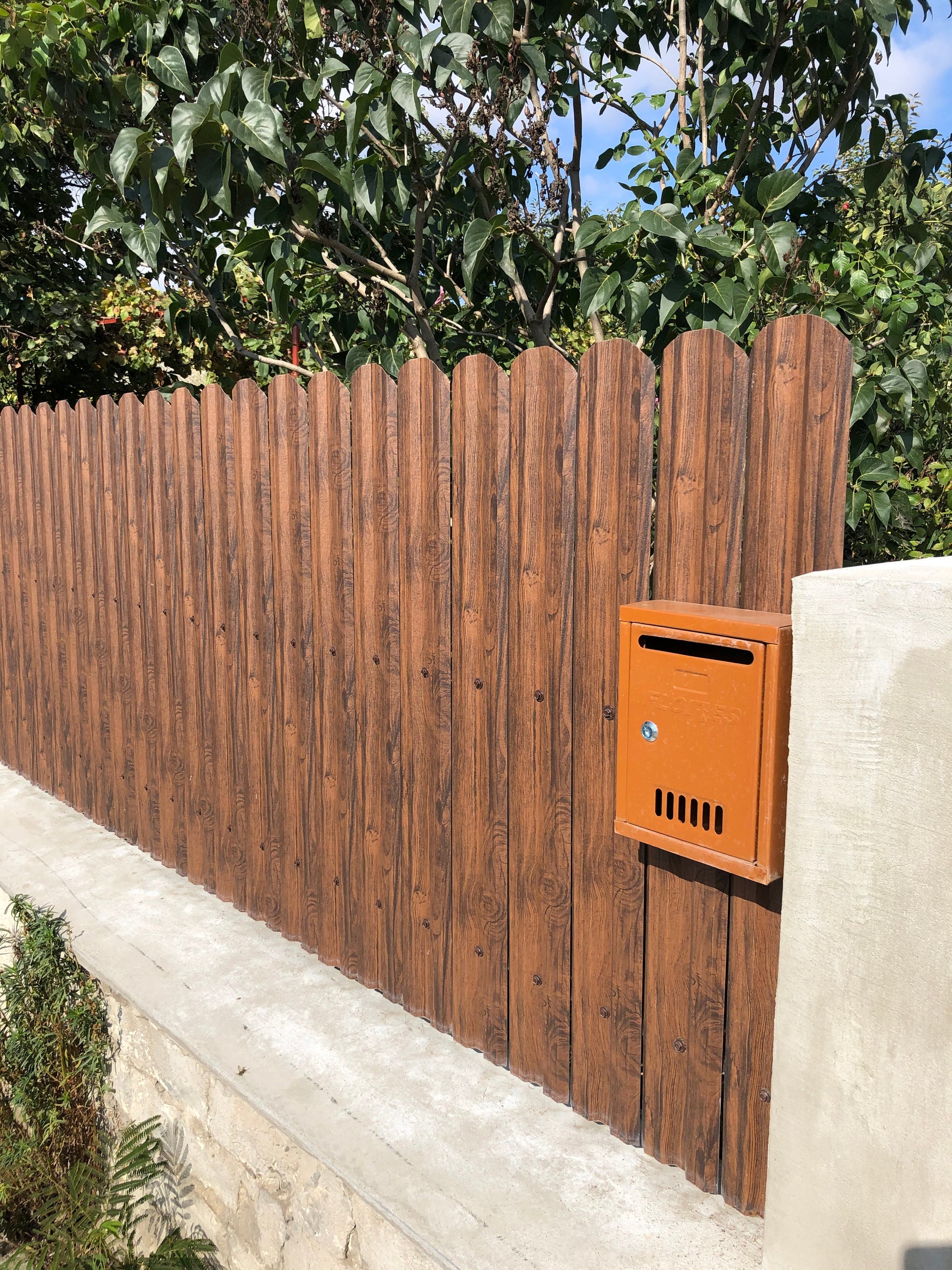 Prim-plan al modelului TISA Sipca Metalica cu finisaj de Imitație Lemn în culoare Mahon, disponibil pe www.sipca.ro, fabricat de Top Profil Sistem.