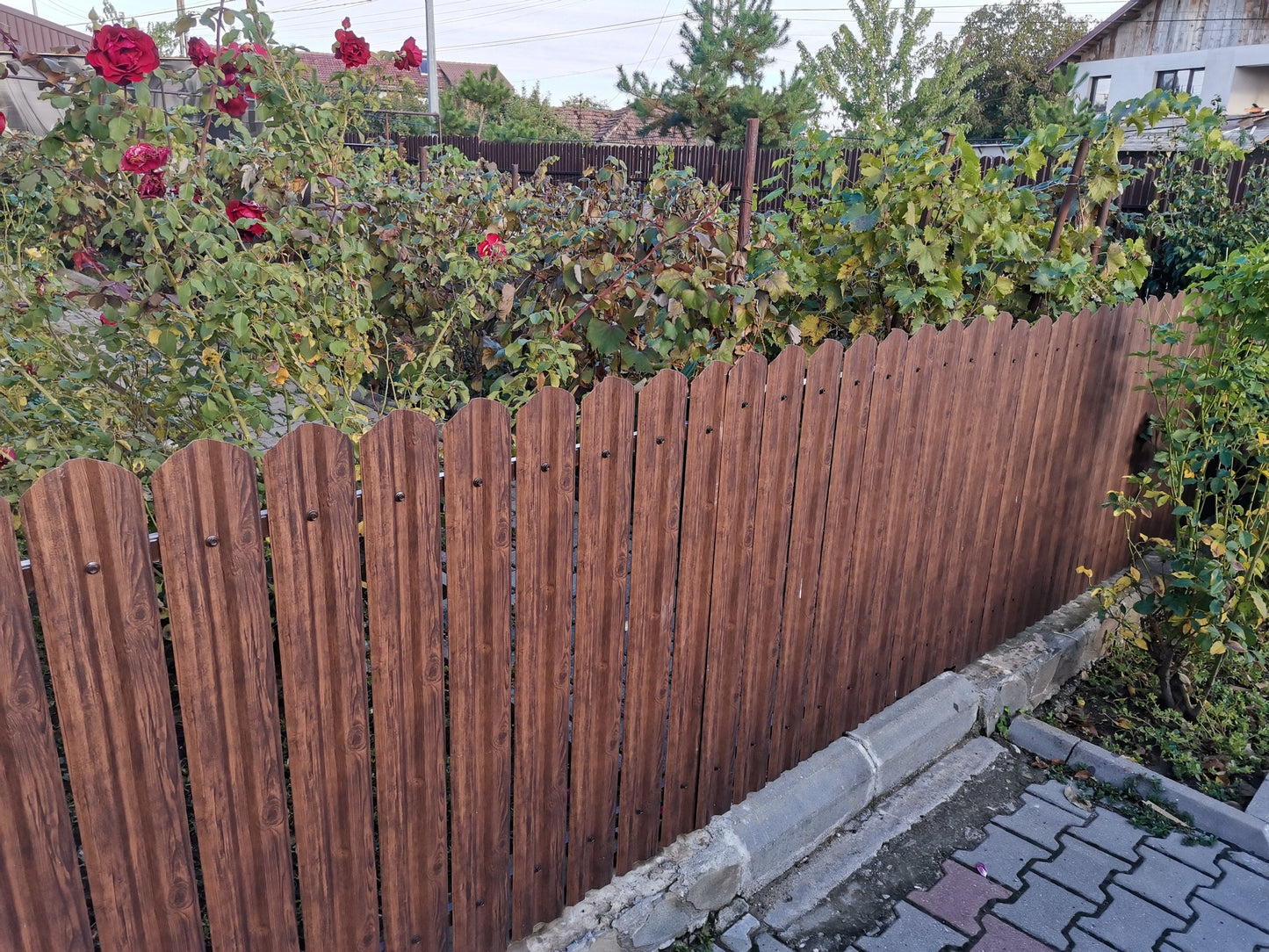 Prim-plan al modelului TISA Sipca Metalica cu finisaj de Imitație Lemn în culoare Nuc Striat, disponibil pe www.sipca.ro, fabricat de Top Profil Sistem.