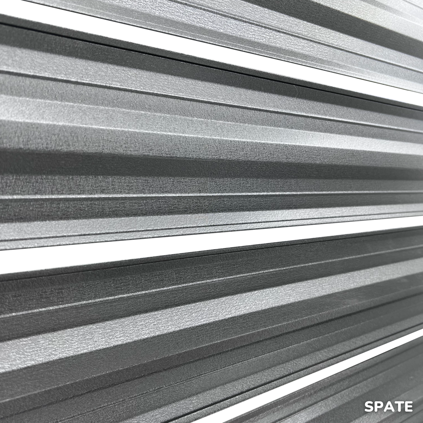 Prim-plan al modelului SIMETRICA Sipca Metalica cu finisaj de Mat Dublu în culoare Gri Grafit Dublu, disponibil pe www.sipca.ro, fabricat de Top Profil Sistem.