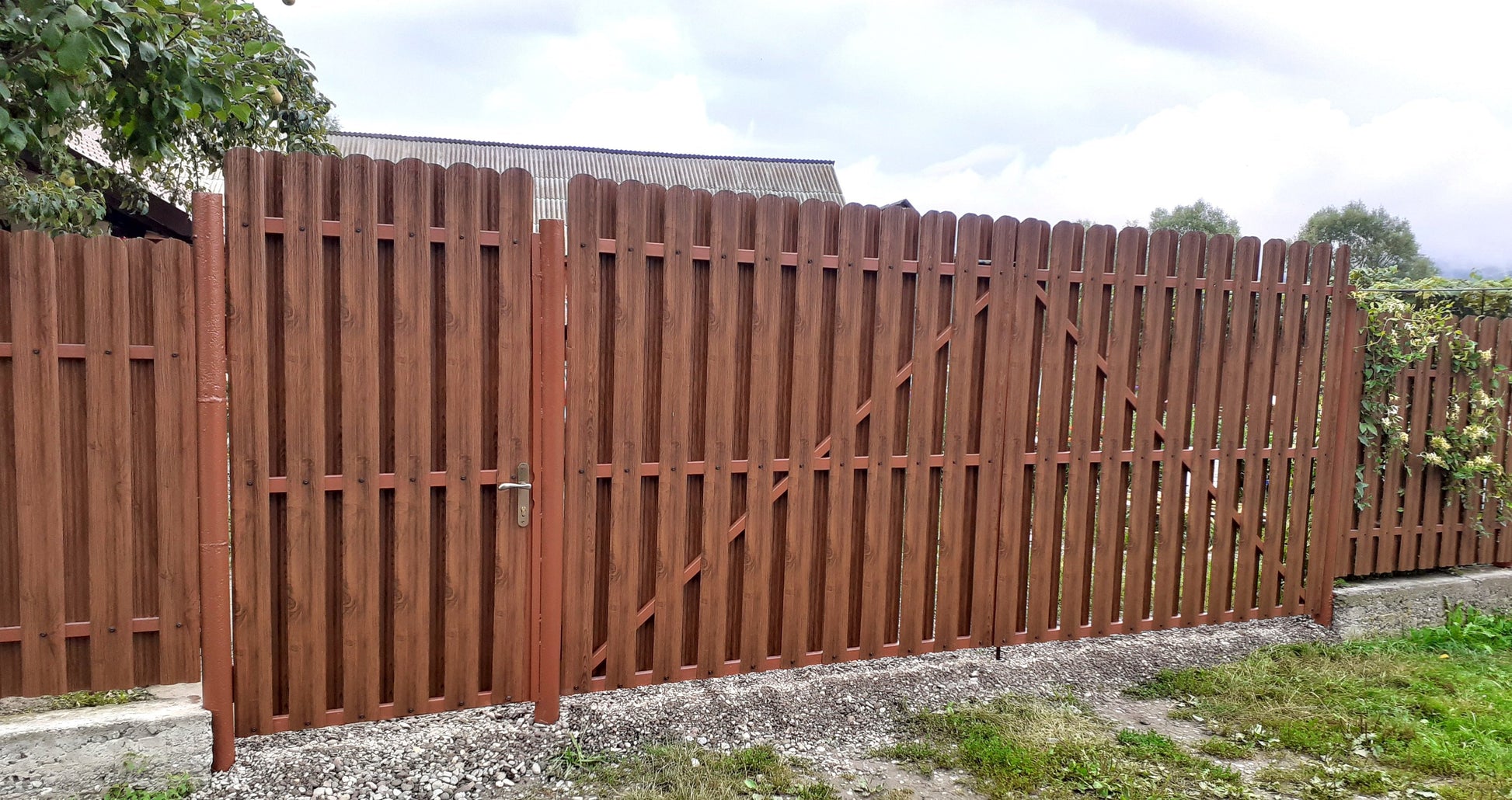 Prim-plan al modelului TISA Sipca Metalica cu finisaj de Imitație Lemn în culoare Nuc Striat, disponibil pe www.sipca.ro, fabricat de Top Profil Sistem.