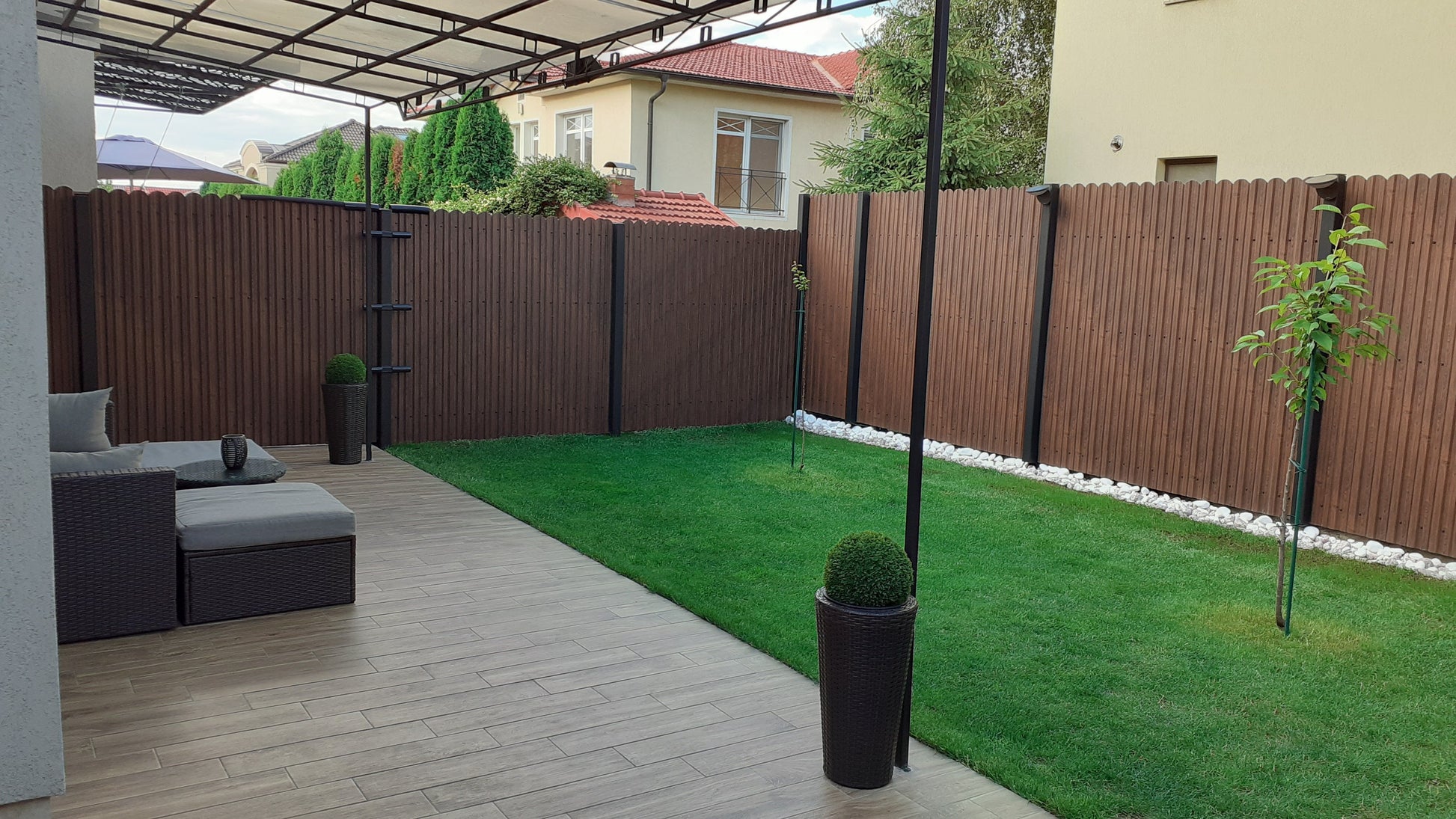 Prim-plan al modelului TISA Sipca Metalica cu finisaj de Imitație Lemn Dublu în culoare Mahon Dublu, disponibil pe www.sipca.ro, fabricat de Top Profil Sistem.