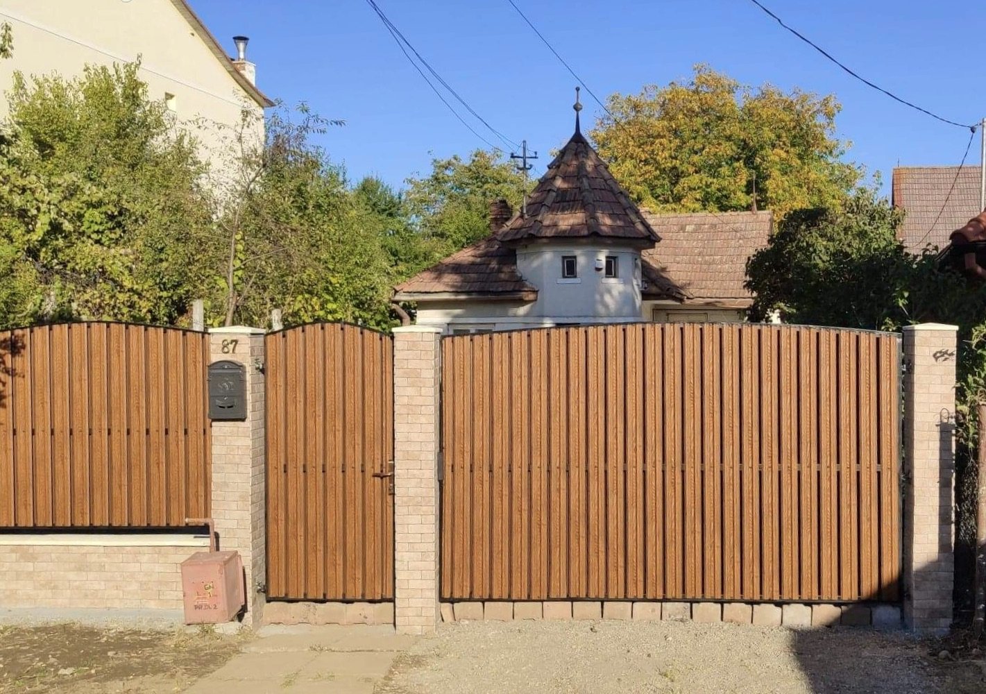 Prim-plan al modelului TISA Sipca Metalica cu finisaj de Imitație Lemn în culoare Nuc Striat, disponibil pe www.sipca.ro, fabricat de Top Profil Sistem.