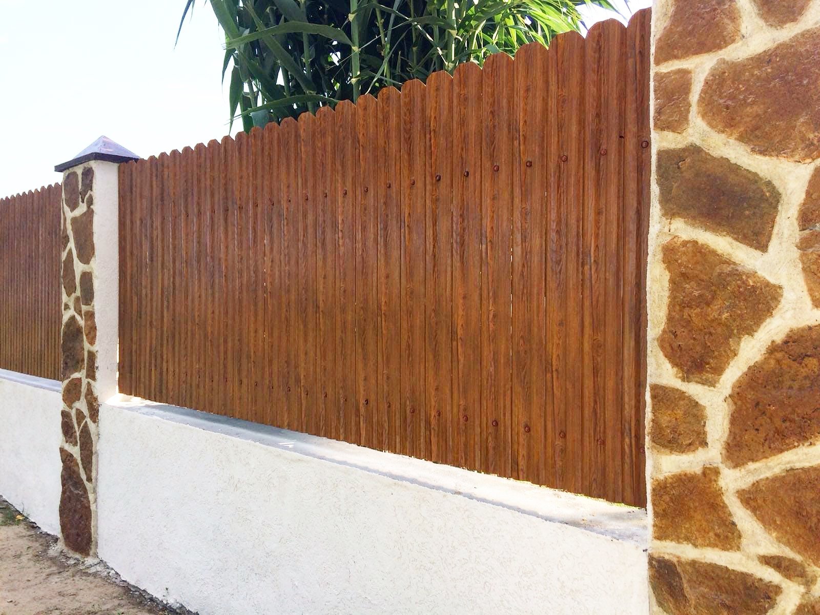 Prim-plan al modelului TISA Sipca Metalica cu finisaj de Imitație Lemn în culoare Nuc Striat, disponibil pe www.sipca.ro, fabricat de Top Profil Sistem.