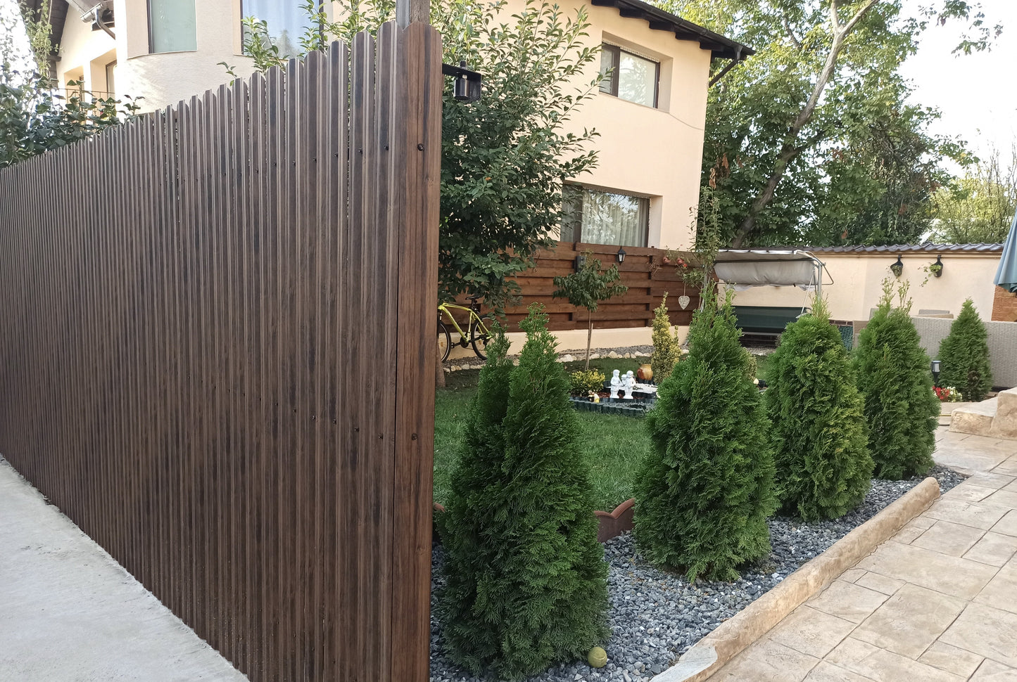 Prim-plan al modelului TISA Sipca Metalica cu finisaj de Imitație Lemn Dublu în culoare Mahon Dublu, disponibil pe www.sipca.ro, fabricat de Top Profil Sistem.