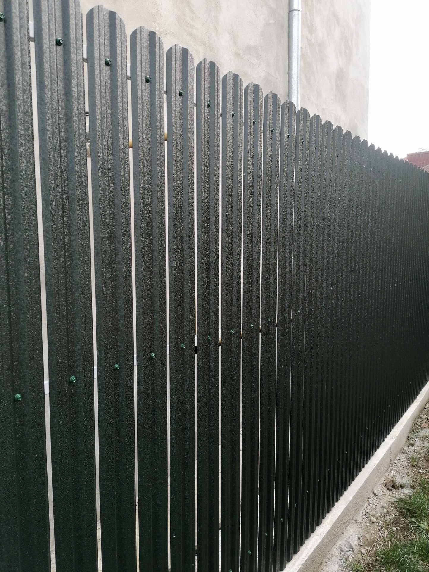 Prim-plan al modelului TISA Sipca Metalica cu finisaj de Hi-Mat în culoare Verde Pin, RAL 6005, disponibil pe www.sipca.ro, fabricat de Top Profil Sistem.