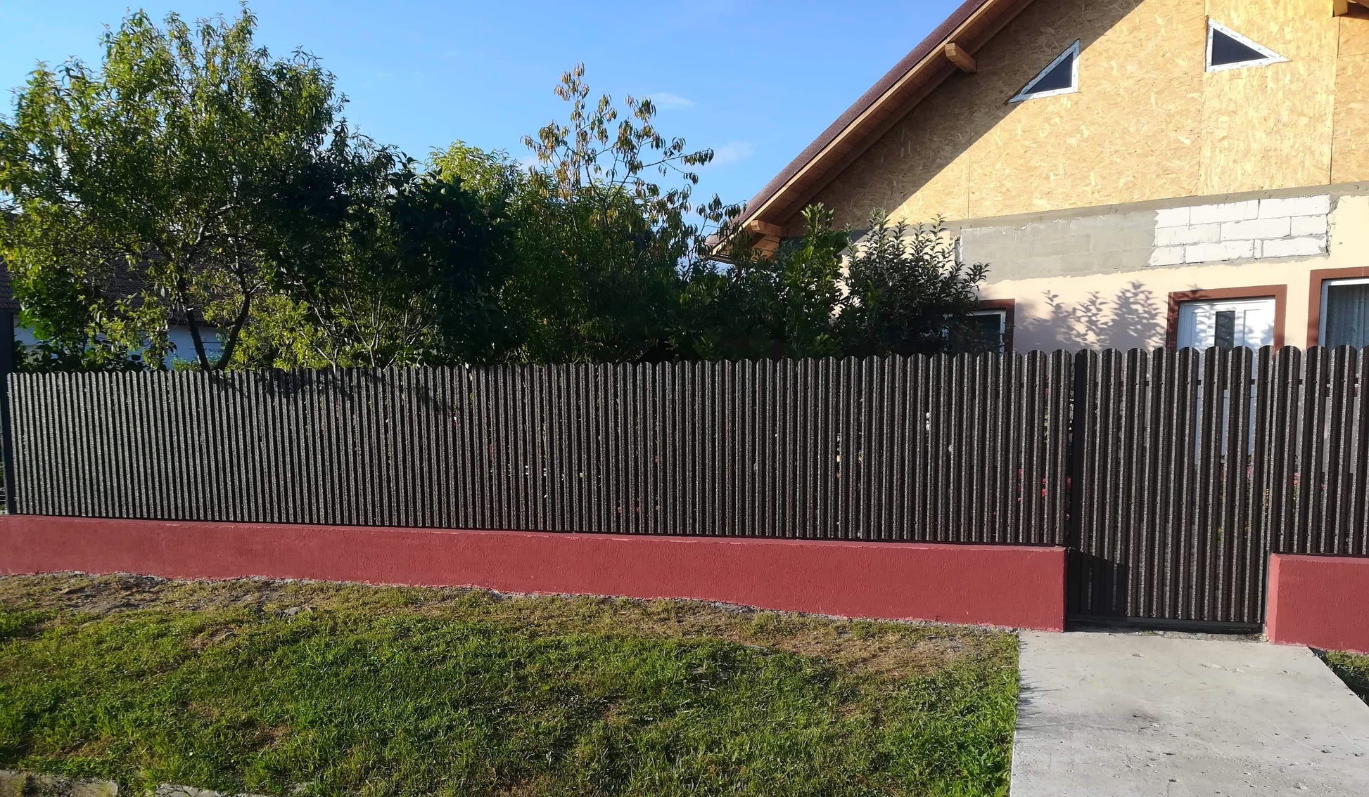 Prim-plan al modelului TISA Sipca Metalica cu finisaj de Hi-Mat în culoare Maro Cedru, RAL 8019, disponibil pe www.sipca.ro, fabricat de Top Profil Sistem.