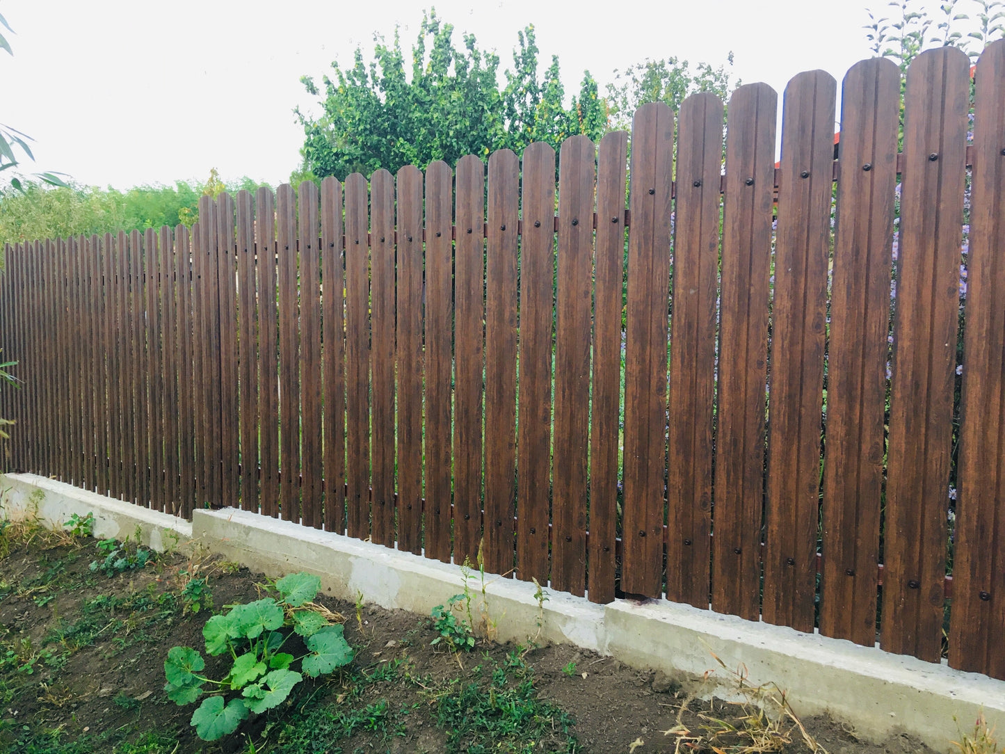 Prim-plan al modelului TISA Sipca Metalica cu finisaj de Imitație Lemn în culoare Mahon, disponibil pe www.sipca.ro, fabricat de Top Profil Sistem.