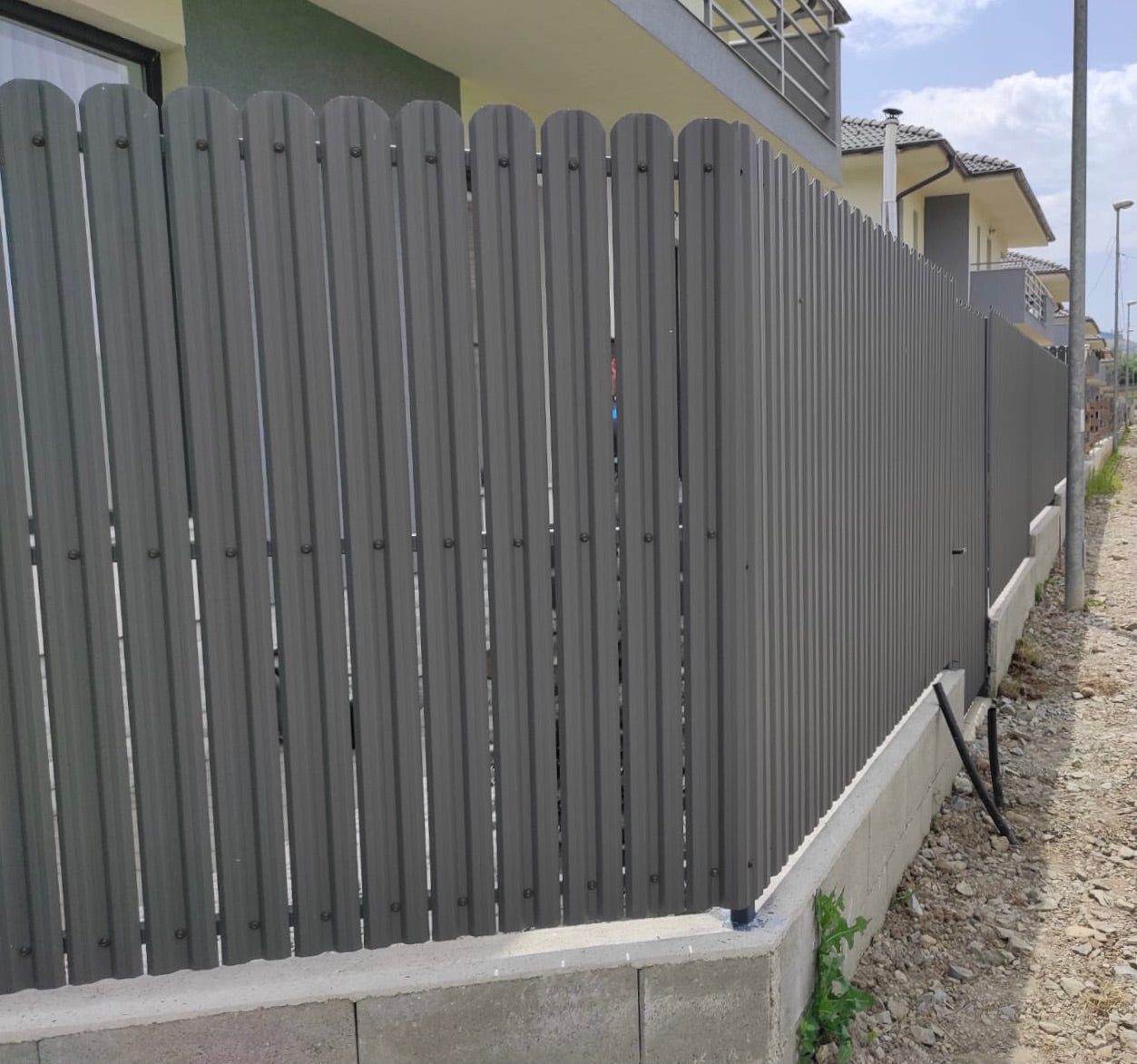 Prim-plan al modelului TISA Sipca Metalica cu finisaj de Mat în culoare Gri Grafit, disponibil pe www.sipca.ro, fabricat de Top Profil Sistem.