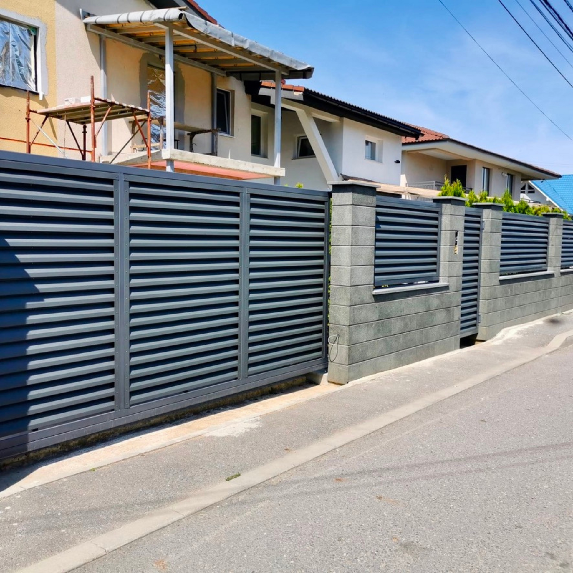 Prim-plan al modelului ATLAS Gard Jaluzele cu finisaj de Mat Dublu în culoare Gri Grafit Dublu RAL 7024, disponibil pe www.jaluzelegard.ro, fabricat de Top Profil Sistem.