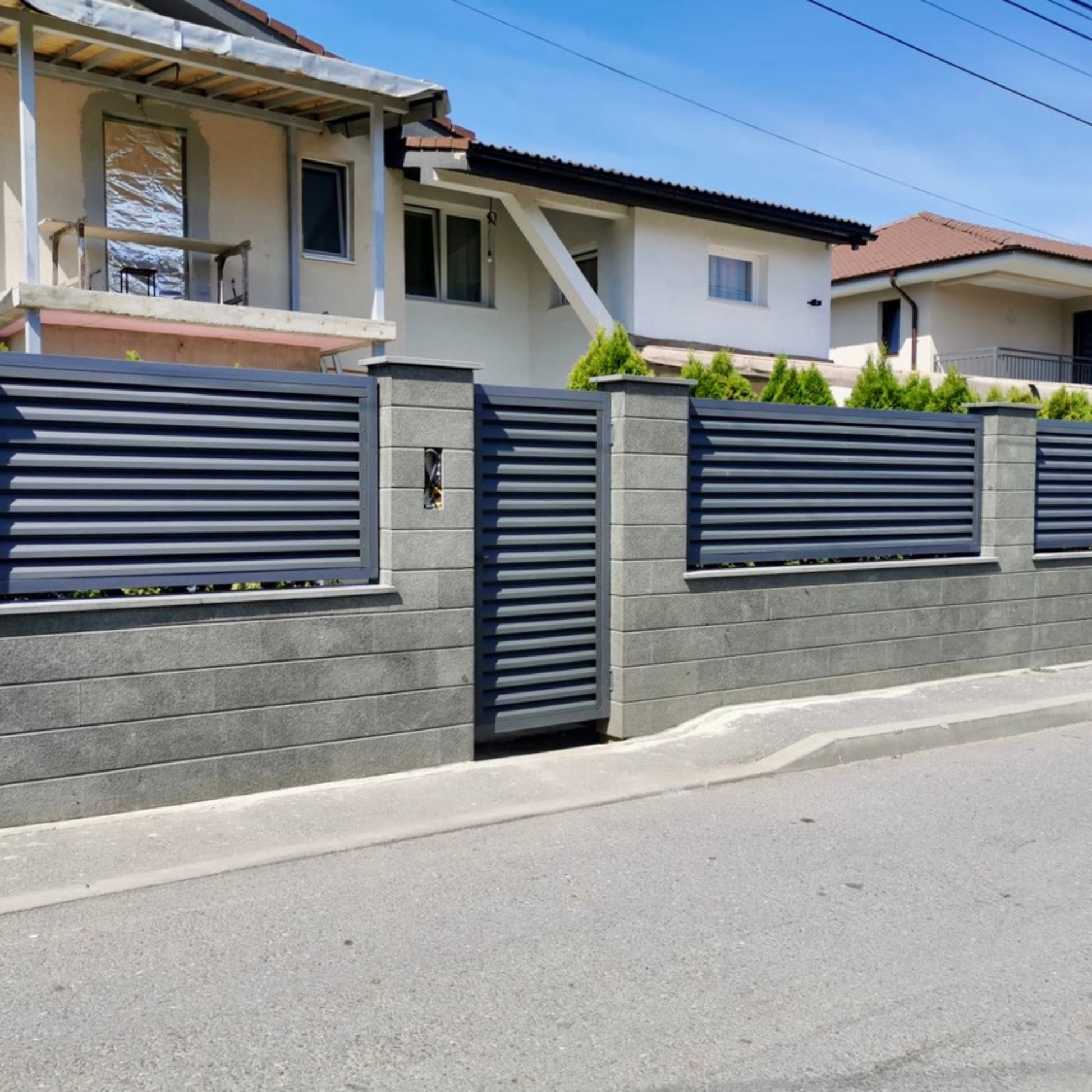 Prim-plan al modelului ATLAS Gard Jaluzele cu finisaj de Mat Dublu în culoare Gri Grafit Dublu RAL 7024, disponibil pe www.jaluzelegard.ro, fabricat de Top Profil Sistem.