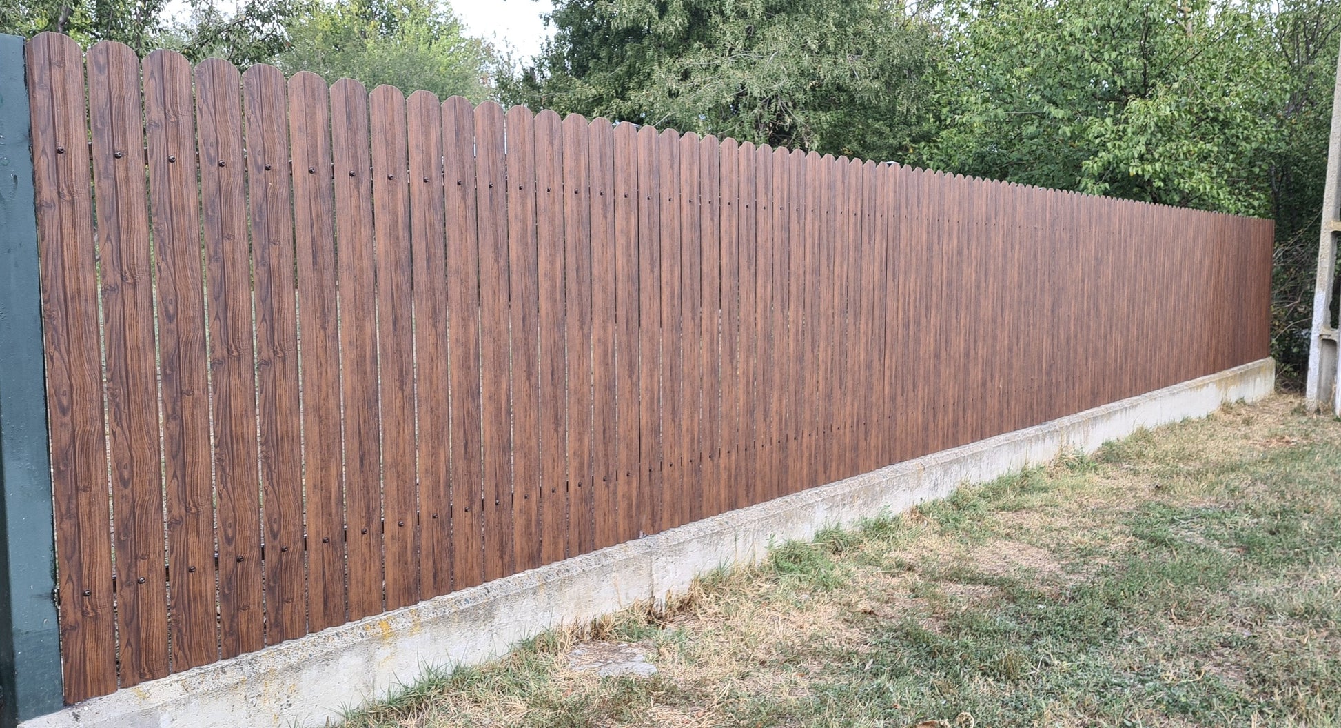 Prim-plan al modelului TISA Sipca Metalica cu finisaj de Imitație Lemn Dublu în culoare Mahon Dublu, disponibil pe www.sipca.ro, fabricat de Top Profil Sistem.