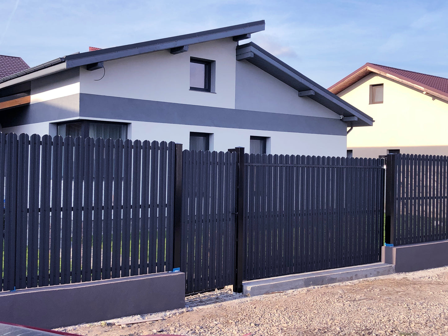 Prim-plan al modelului TISA Sipca Metalica cu finisaj de Hi-Mat în culoare Gri Perlat, RAL 7024, disponibil pe www.sipca.ro, fabricat de Top Profil Sistem.