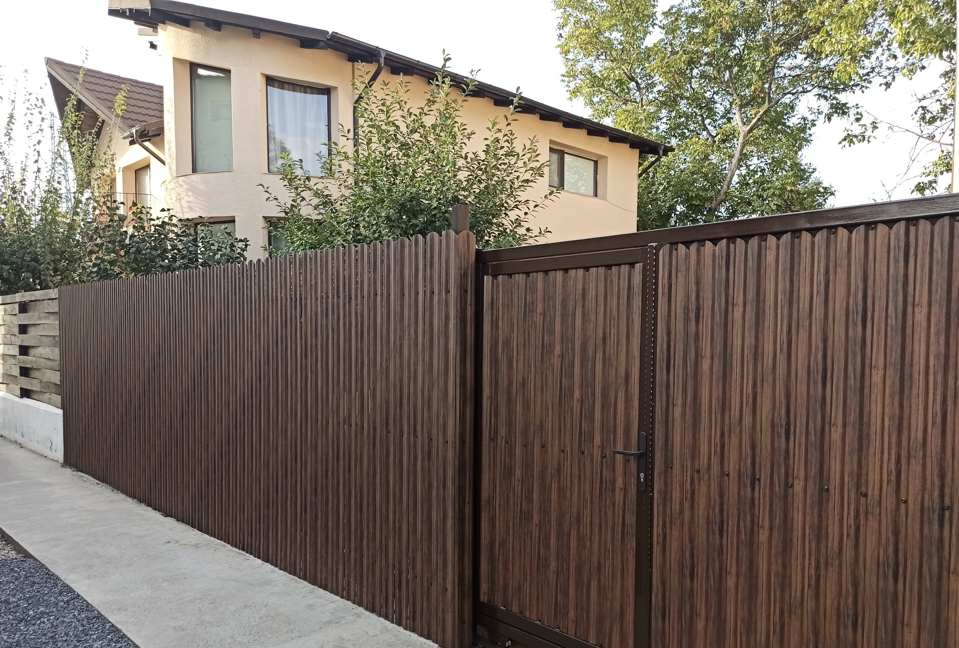 Prim-plan al modelului TISA Sipca Metalica cu finisaj de Imitație Lemn Dublu în culoare Mahon Dublu, disponibil pe www.sipca.ro, fabricat de Top Profil Sistem.