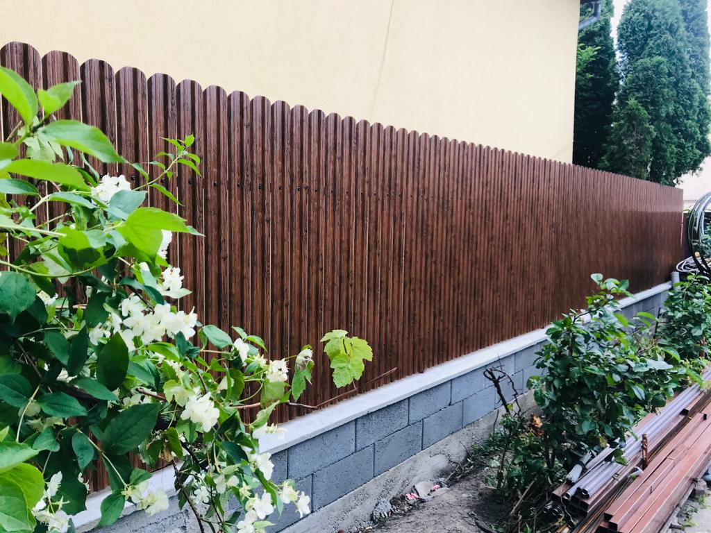 Prim-plan al modelului TISA Sipca Metalica cu finisaj de Imitație Lemn în culoare Nuc Striat, disponibil pe www.sipca.ro, fabricat de Top Profil Sistem.