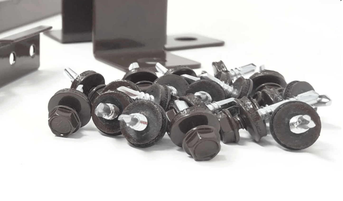 Prim-plan al modelului TISA Sipca Metalica cu finisaj de Imitație Lemn în culoare Nuc Striat, disponibil pe www.sipca.ro, fabricat de Top Profil Sistem.