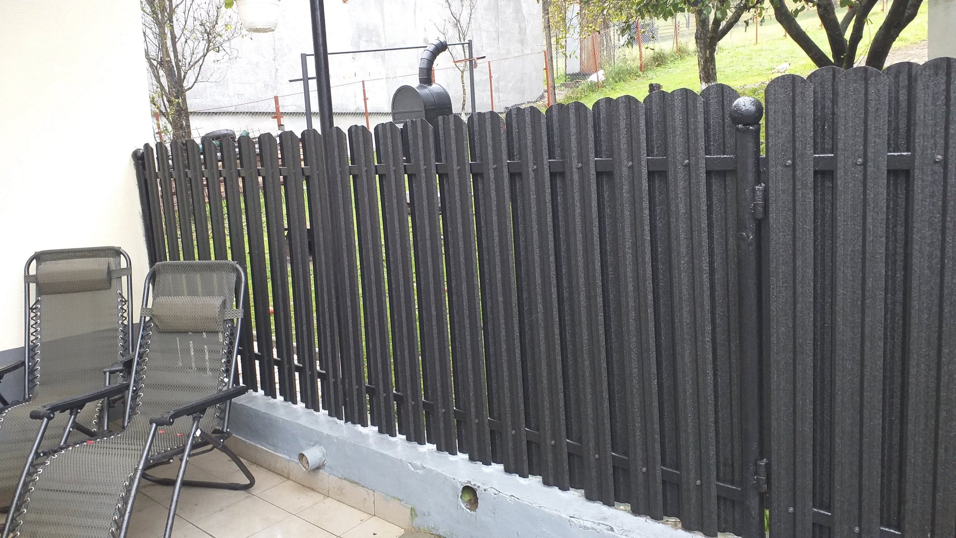 Prim-plan al modelului TISA Sipca Metalica cu finisaj de Hi-Mat în culoare Negru de Noapte, RAL 9005, disponibil pe www.sipca.ro, fabricat de Top Profil Sistem.