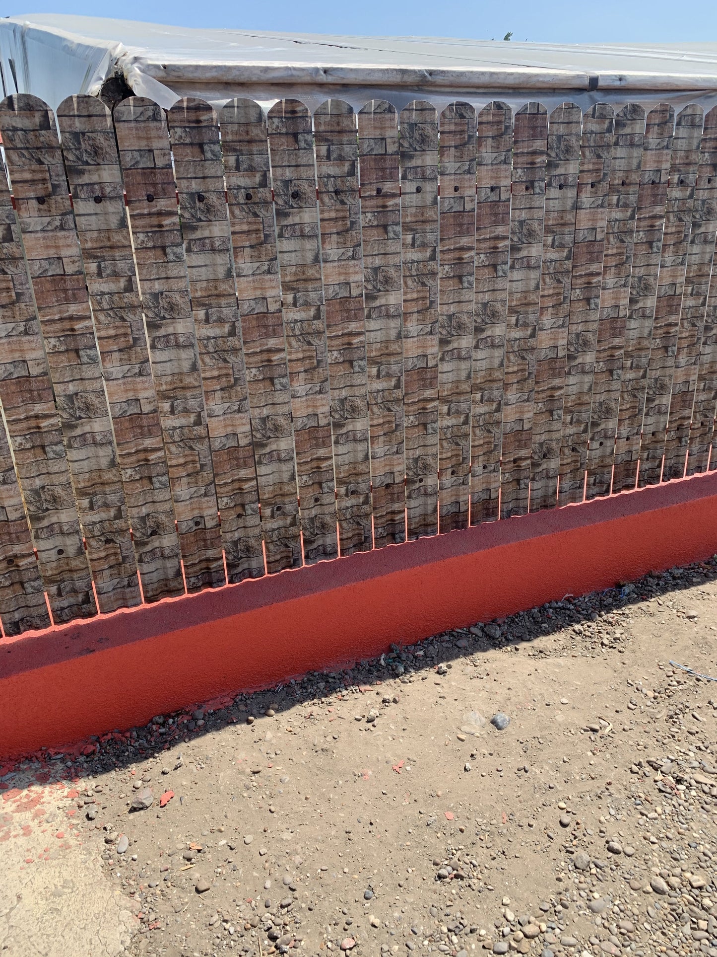 Prim-plan al modelului TISA Sipca Metalica cu finisaj de Imitație Piatra în culoare Zid Granit, disponibil pe www.sipca.ro, fabricat de Top Profil Sistem.