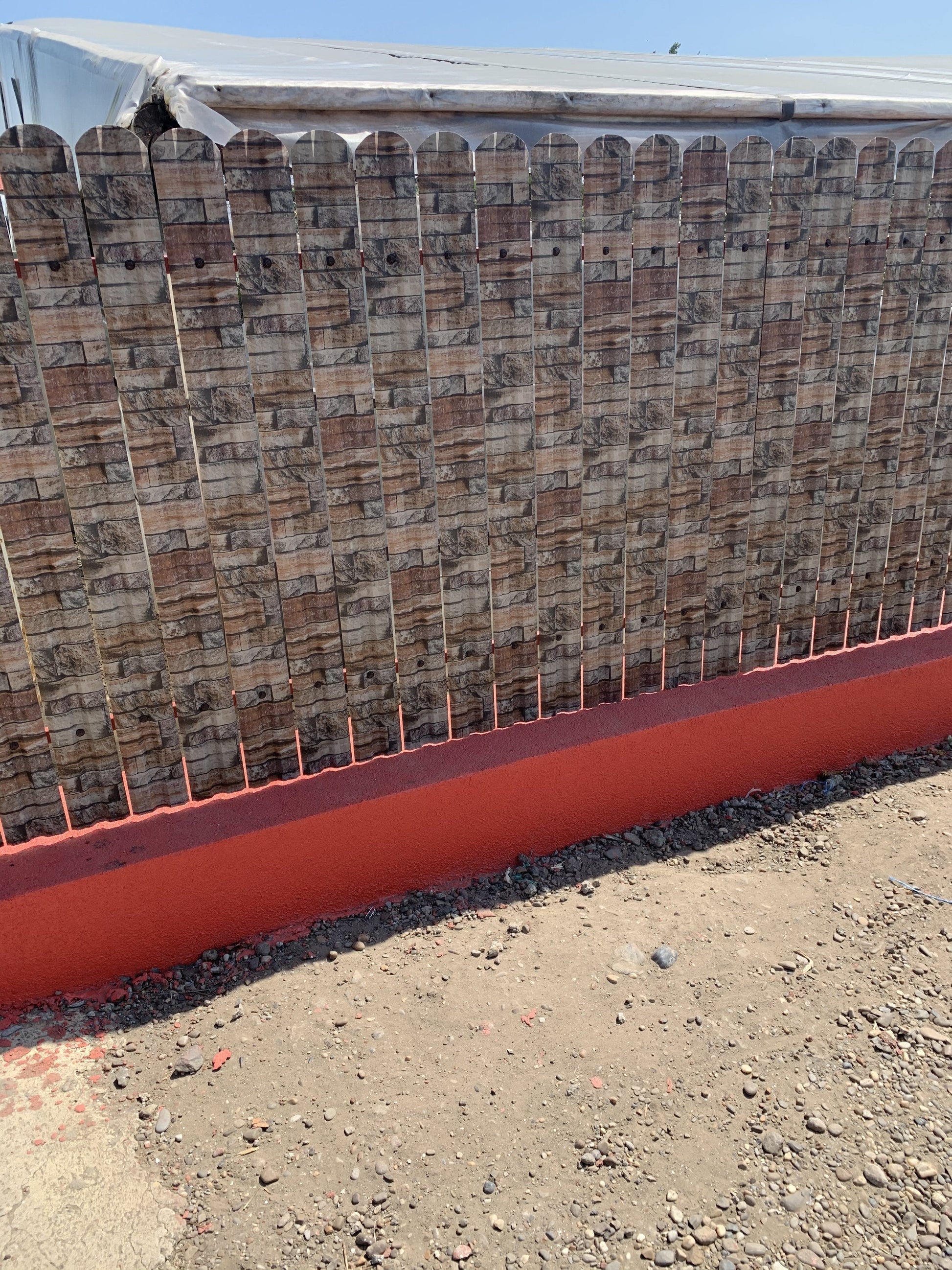 Prim-plan al modelului TISA Sipca Metalica cu finisaj de Imitație Piatra în culoare Zid Granit, disponibil pe www.sipca.ro, fabricat de Top Profil Sistem.