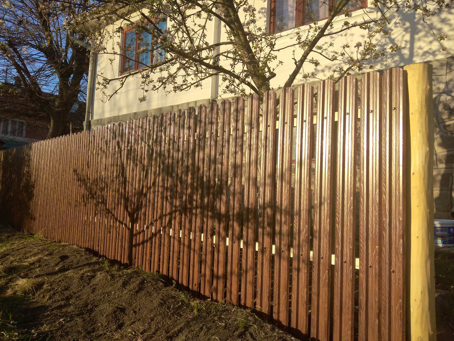 Prim-plan al modelului TISA Sipca Metalica cu finisaj de Imitație Lemn în culoare Nuc Striat, disponibil pe www.sipca.ro, fabricat de Top Profil Sistem.