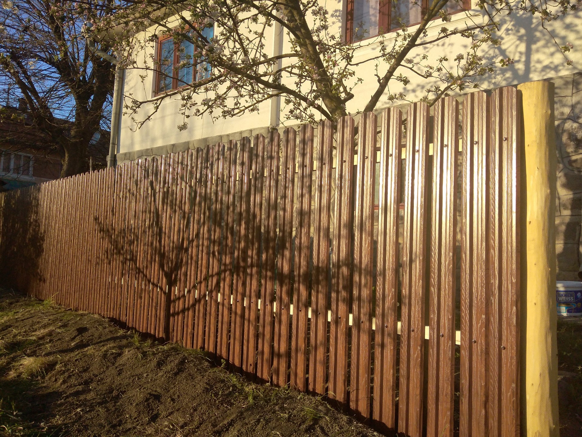 Prim-plan al modelului TISA Sipca Metalica cu finisaj de Imitație Lemn în culoare Nuc Striat, disponibil pe www.sipca.ro, fabricat de Top Profil Sistem.