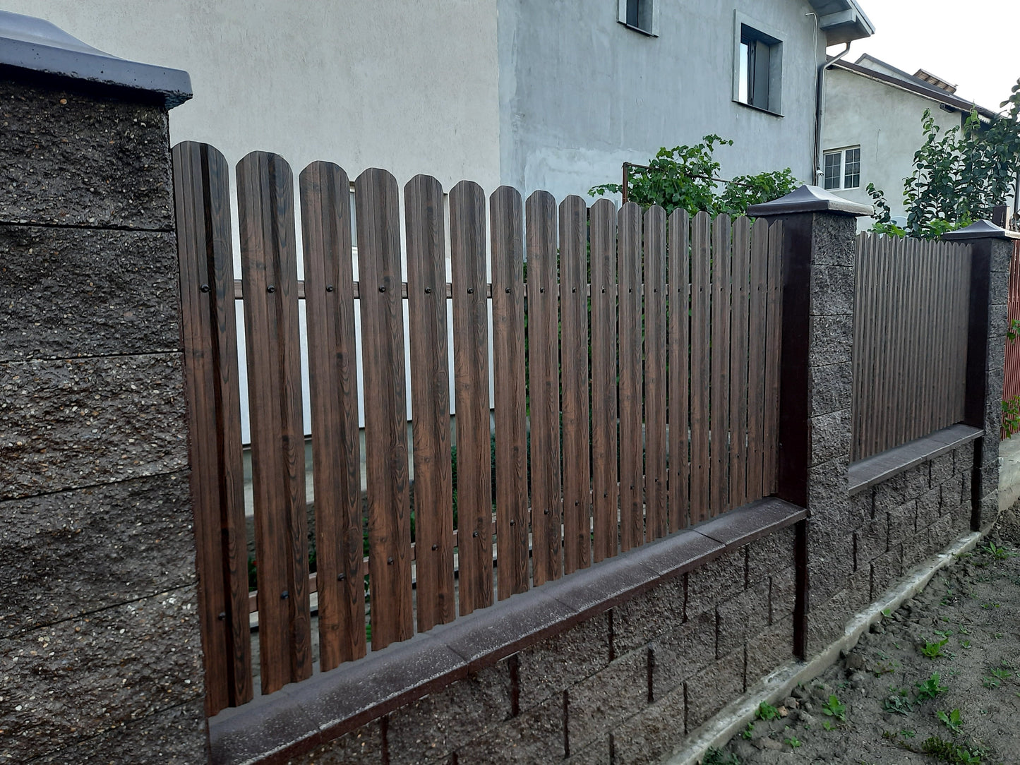 Prim-plan al modelului TISA Sipca Metalica cu finisaj de Imitație Lemn în culoare Mahon, disponibil pe www.sipca.ro, fabricat de Top Profil Sistem.