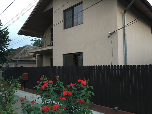 Prim-plan al modelului TISA Sipca Metalica cu finisaj de Hi-Mat în culoare Maro Cedru, RAL 8019, disponibil pe www.sipca.ro, fabricat de Top Profil Sistem.