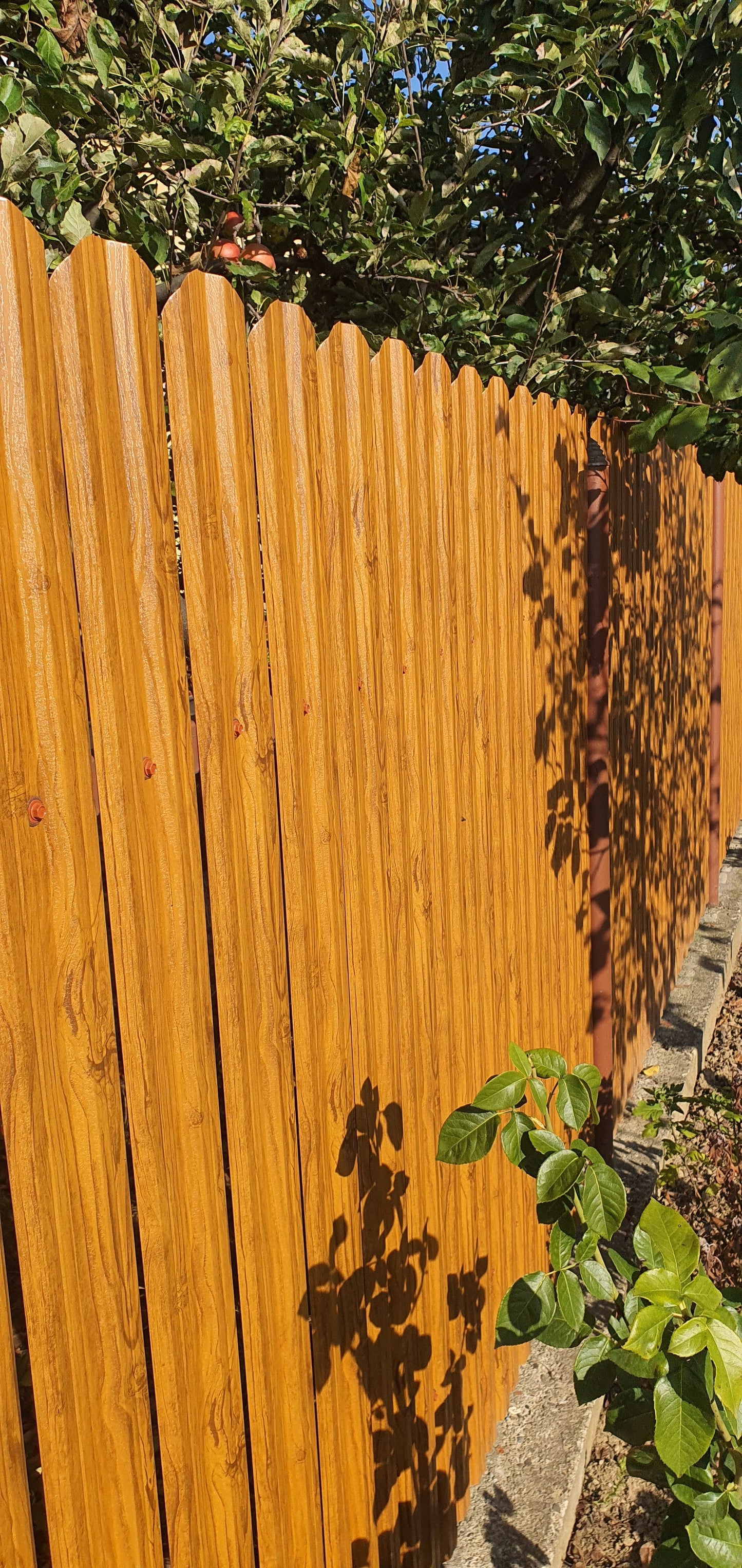 Prim-plan al modelului TISA Sipca Metalica cu finisaj de Imitație Lemn în culoare Nuc Striat, disponibil pe www.sipca.ro, fabricat de Top Profil Sistem.