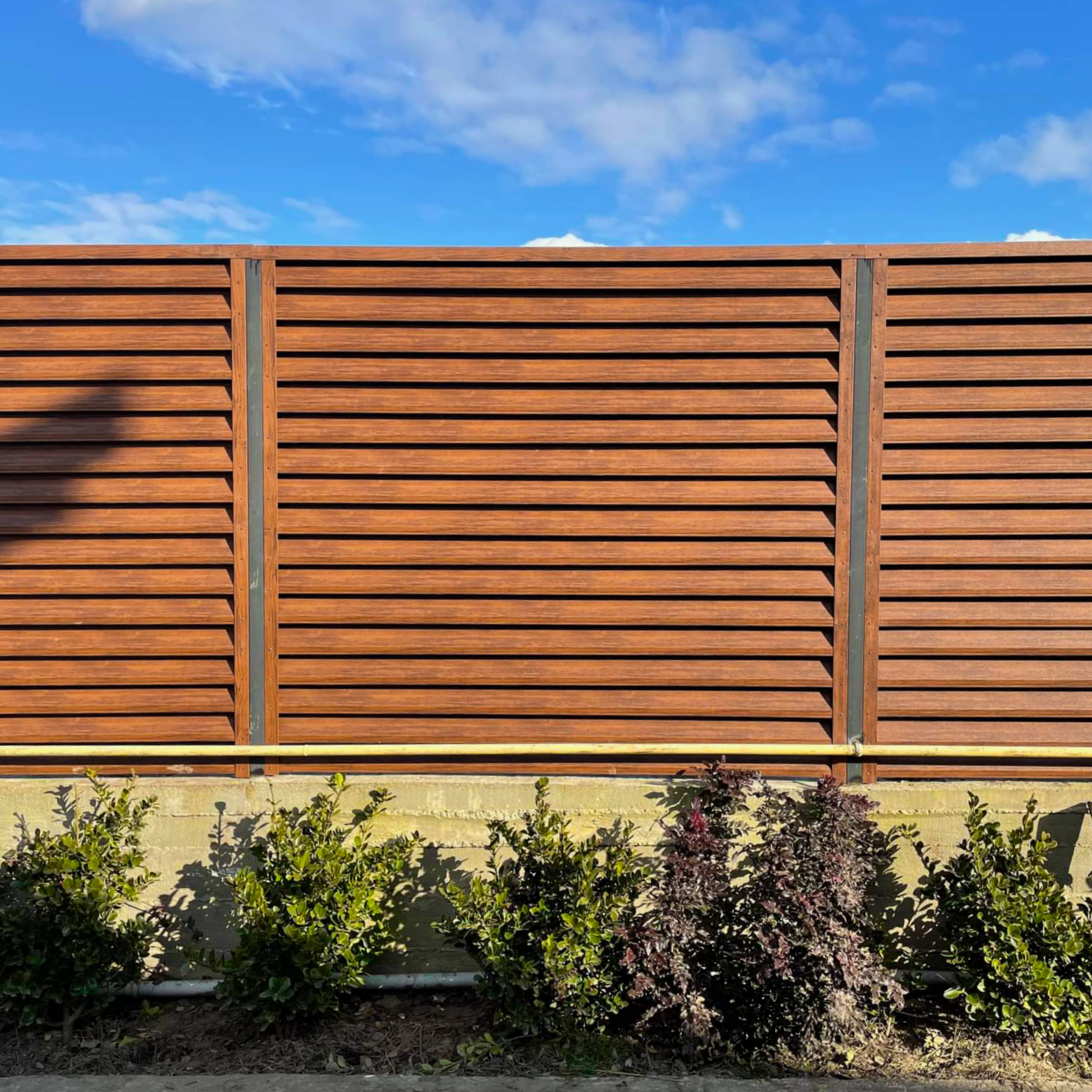 Prim-plan al modelului ATLAS Gard Jaluzele cu finisaj de Imitație Lemn în culoare Mahon, disponibil pe www.jaluzelegard.ro, fabricat de Top Profil Sistem.