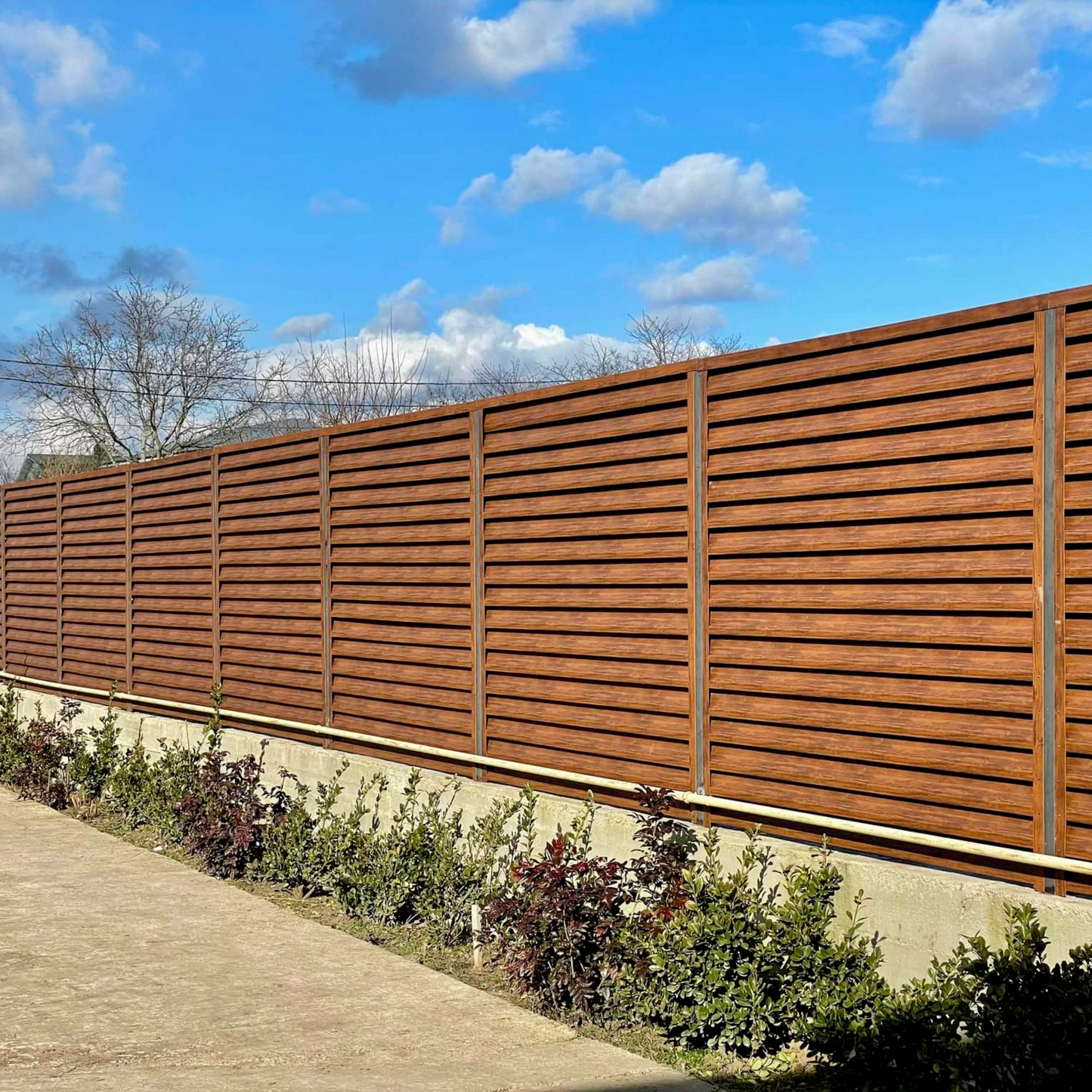 Prim-plan al modelului ATLAS Gard Jaluzele cu finisaj de Imitație Lemn în culoare Mahon, disponibil pe www.jaluzelegard.ro, fabricat de Top Profil Sistem.