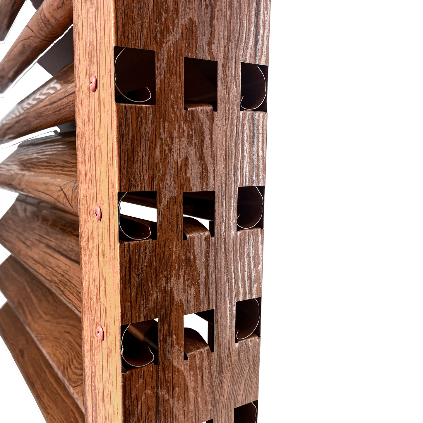 Prim-plan al modelului PIRAMIDA Gard Jaluzele cu finisaj de Imitație Lemn în culoare Nuc Striat, disponibil pe www.jaluzelegard.ro, fabricat de Top Profil Sistem.