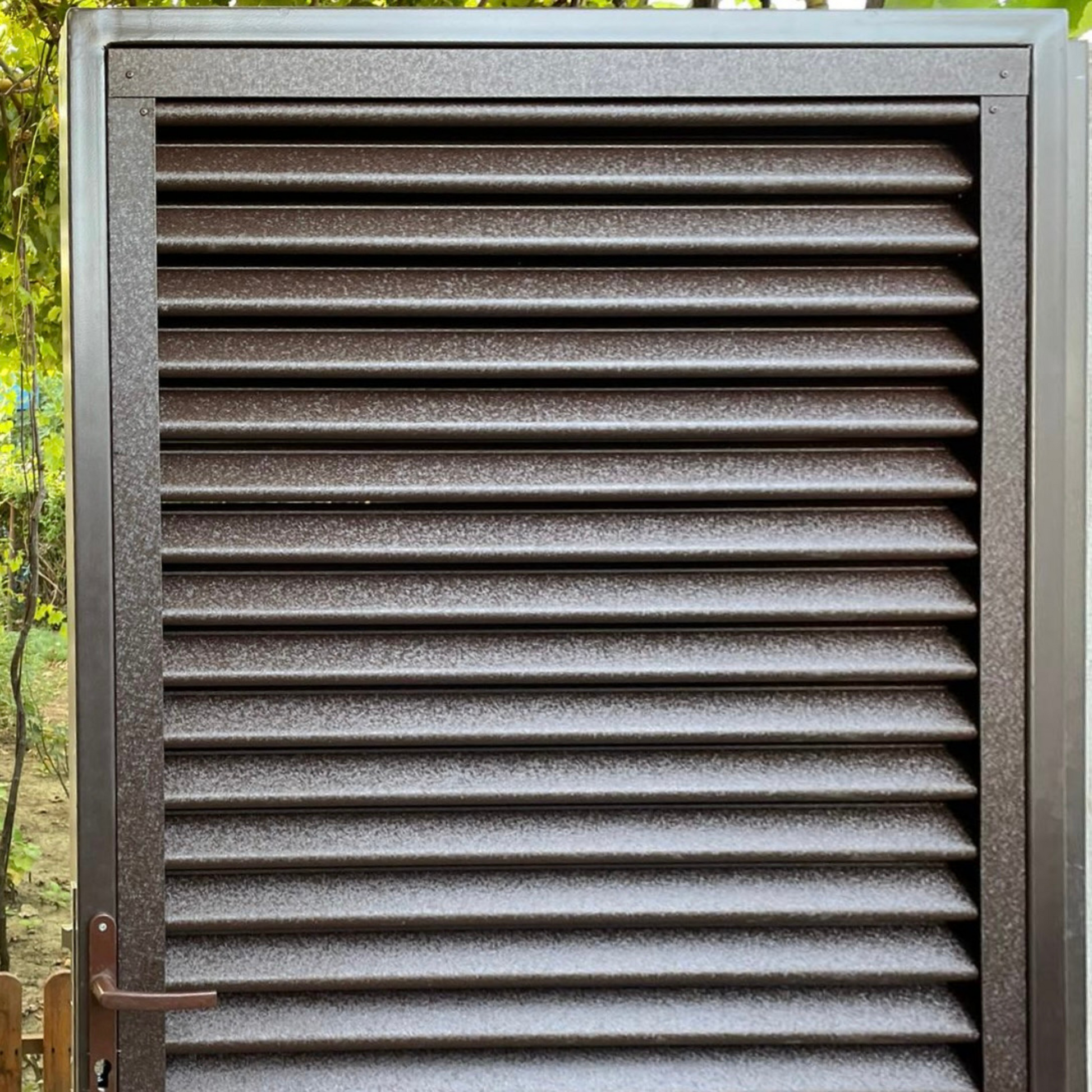 Prim-plan al modelului PIRAMIDA Gard Jaluzele cu finisaj de Hi-Mat în culoare Maro Cedru RAL 8019, disponibil pe www.jaluzelegard.ro, fabricat de Top Profil Sistem.