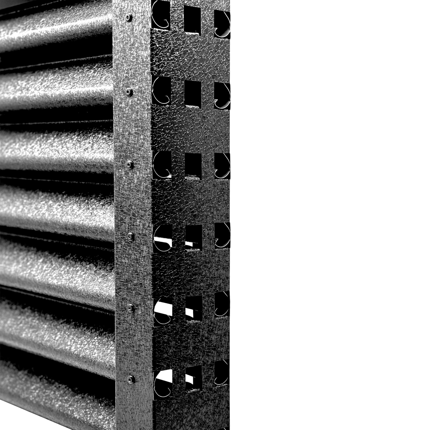 Prim-plan al modelului PIRAMIDA Gard Jaluzele cu finisaj de Hi-Mat în culoare Negru de Noapte RAL 9005, disponibil pe www.jaluzelegard.ro, fabricat de Top Profil Sistem.