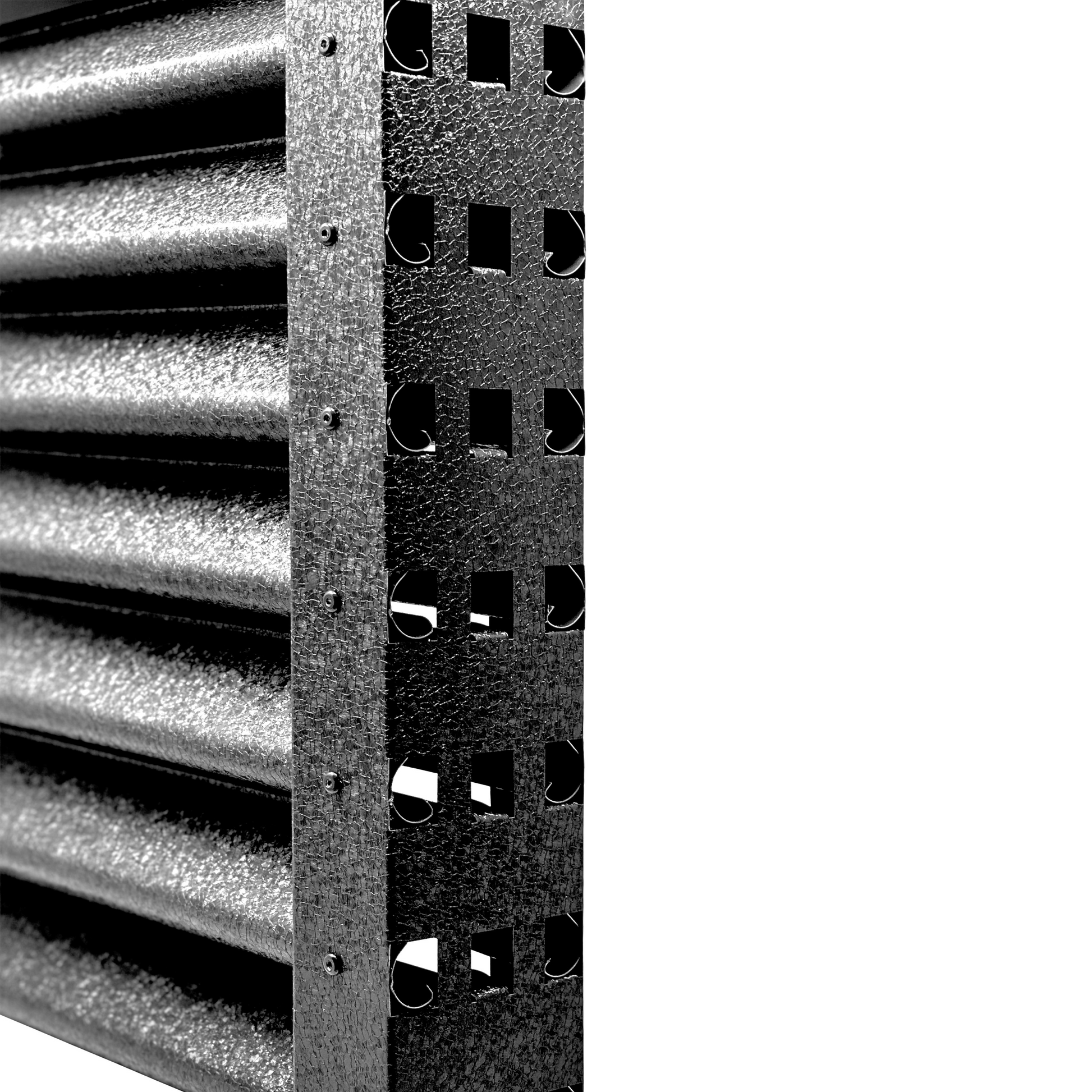 Prim-plan al modelului PIRAMIDA Gard Jaluzele cu finisaj de Hi-Mat în culoare Negru de Noapte RAL 9005, disponibil pe www.jaluzelegard.ro, fabricat de Top Profil Sistem.